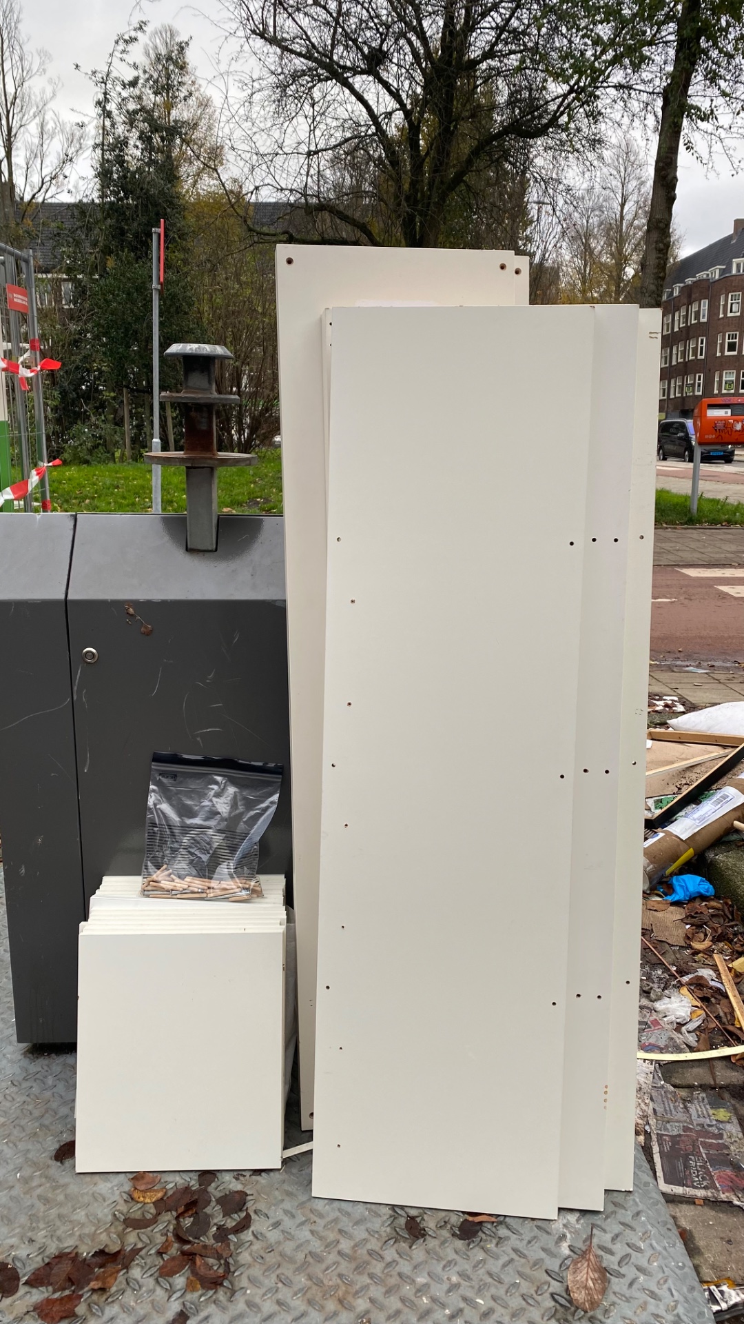 Kallax kast 4 bij 4 compleet. Licht beschadigd, maar prima voor tweede ronde. photo 2