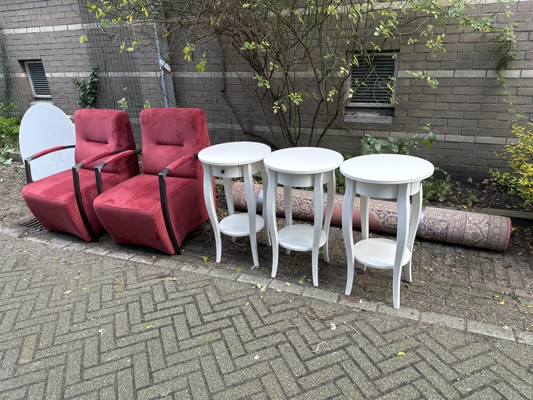 3 tables 
Carpet 
2 chairs 
Table