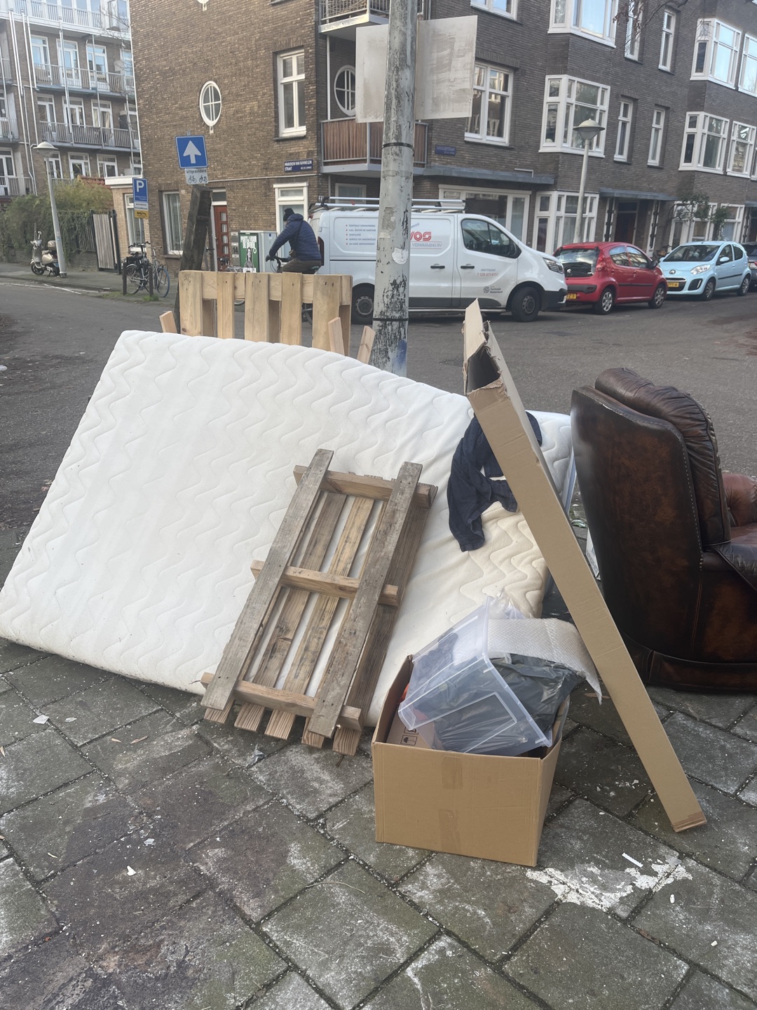 Leather armchair and assorted things photo 2