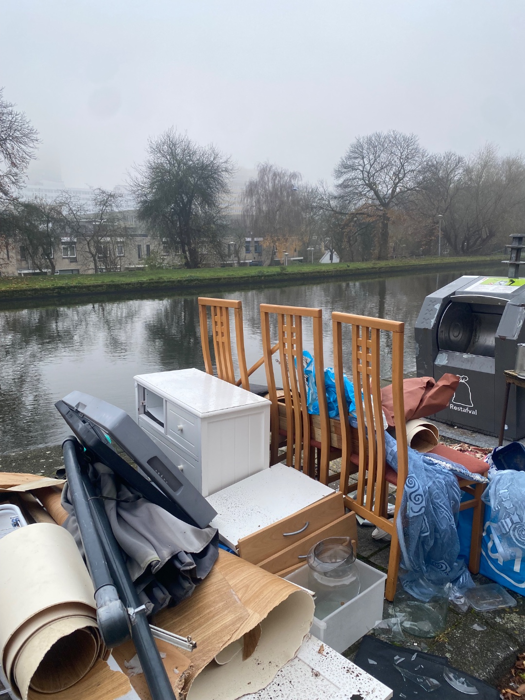 3 stoelen
Kastje,prullenbak en andere spulletjes