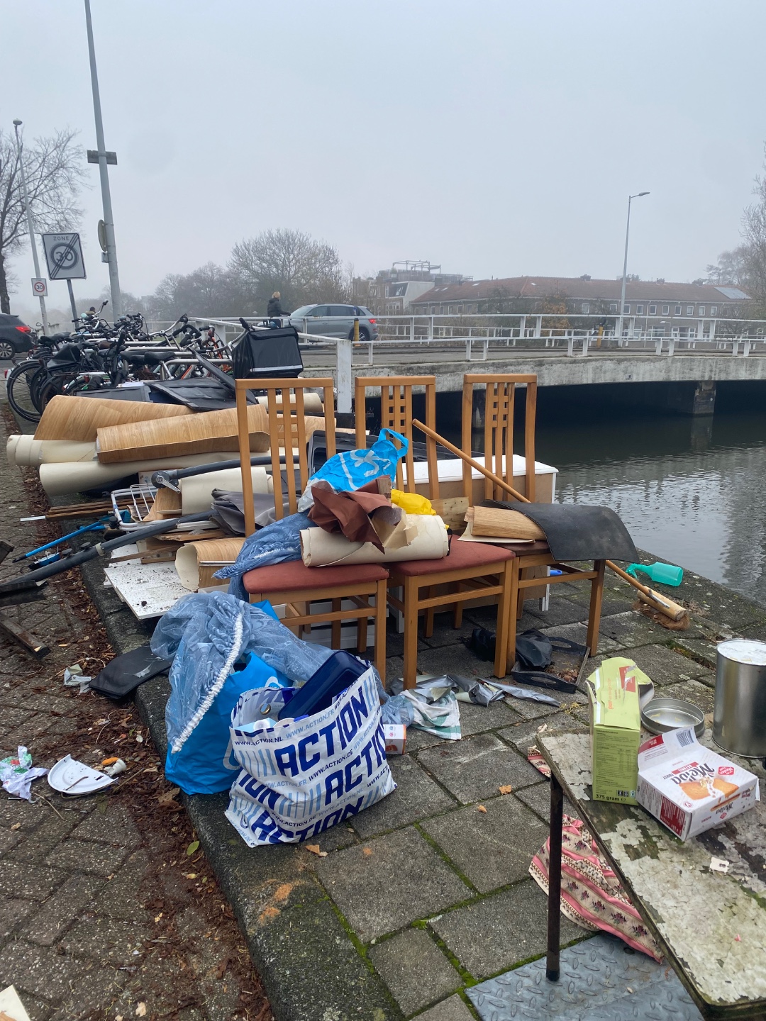 3 stoelen
Kastje,prullenbak en andere spulletjes photo 2