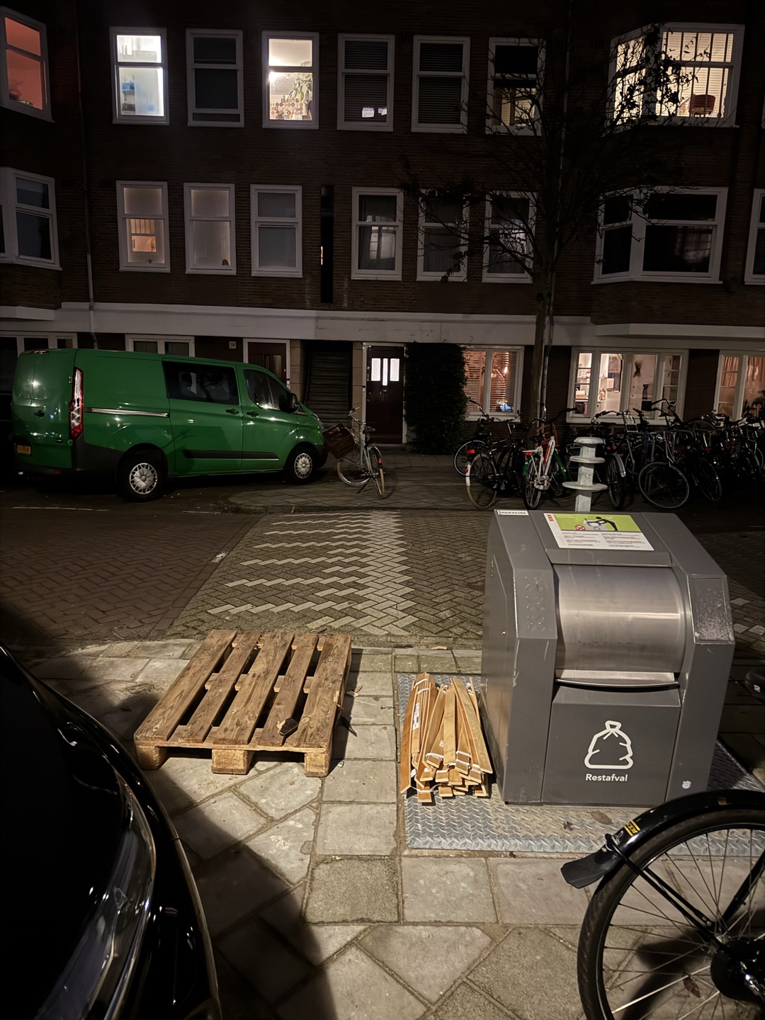 Pallet en twee eenpersoons lattenbodems. 17:40.