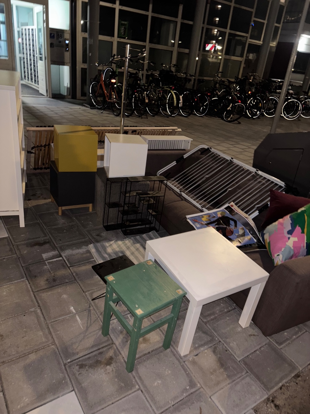 Moving out sale everything for free!!!
- Bed lattices 2x70x200cm. 
- Coat rack with drawers. 
- Nice cabinet with drawers. 
- And several small items 🤠