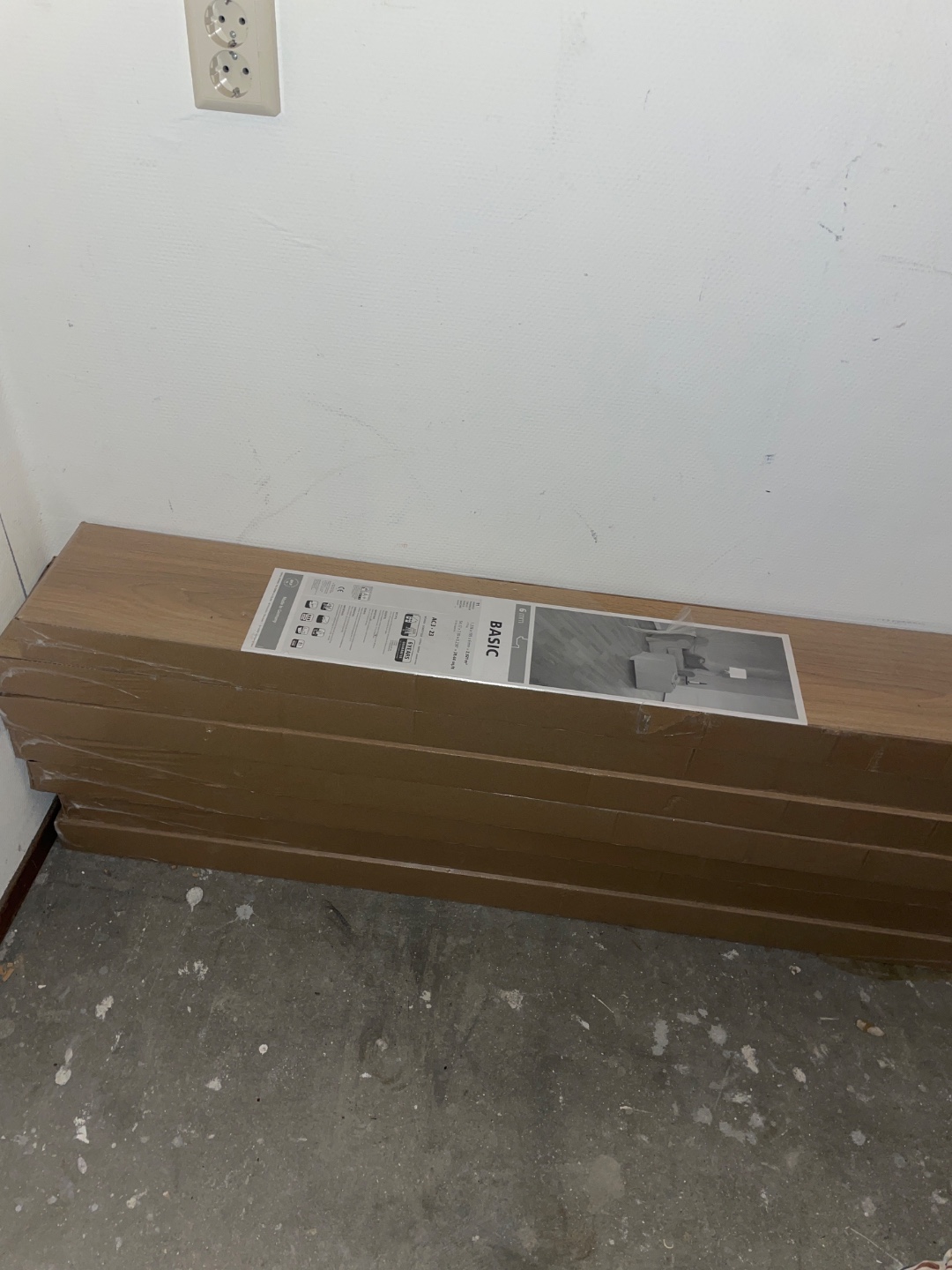 7 pakken laminaat. Vandaag op te halen anders worden ze weggegooid.