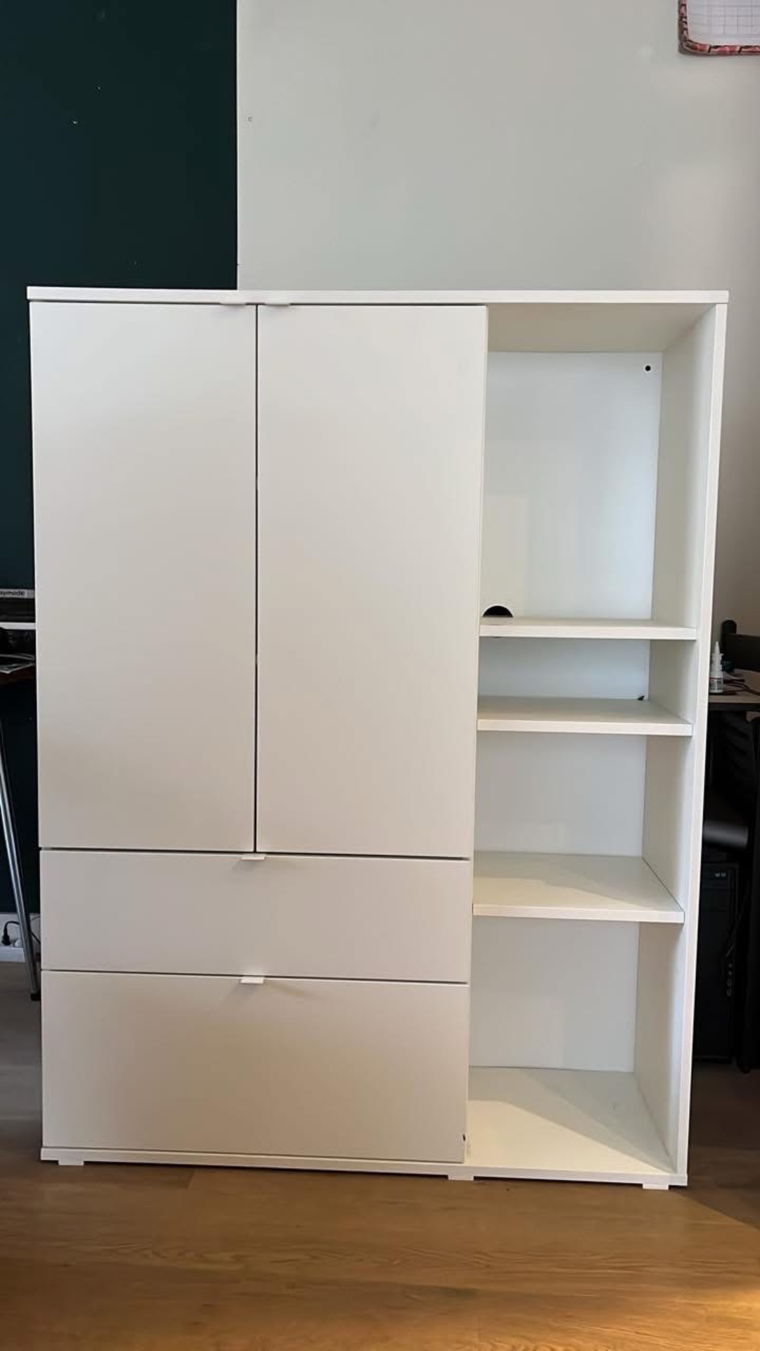 White Ikea closet, only used for 5 months. 
140 x 105 x 37 cm

Pick up today before 16:00!