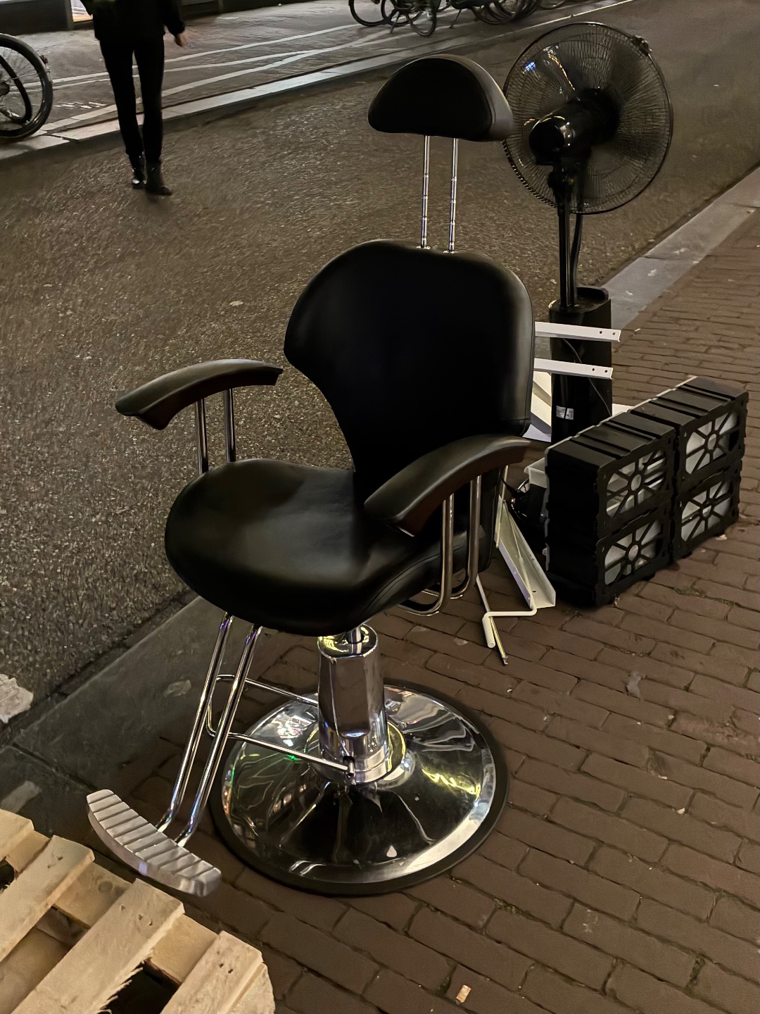 Kappersstoel! Ziet er nog stevig en schoon uit.