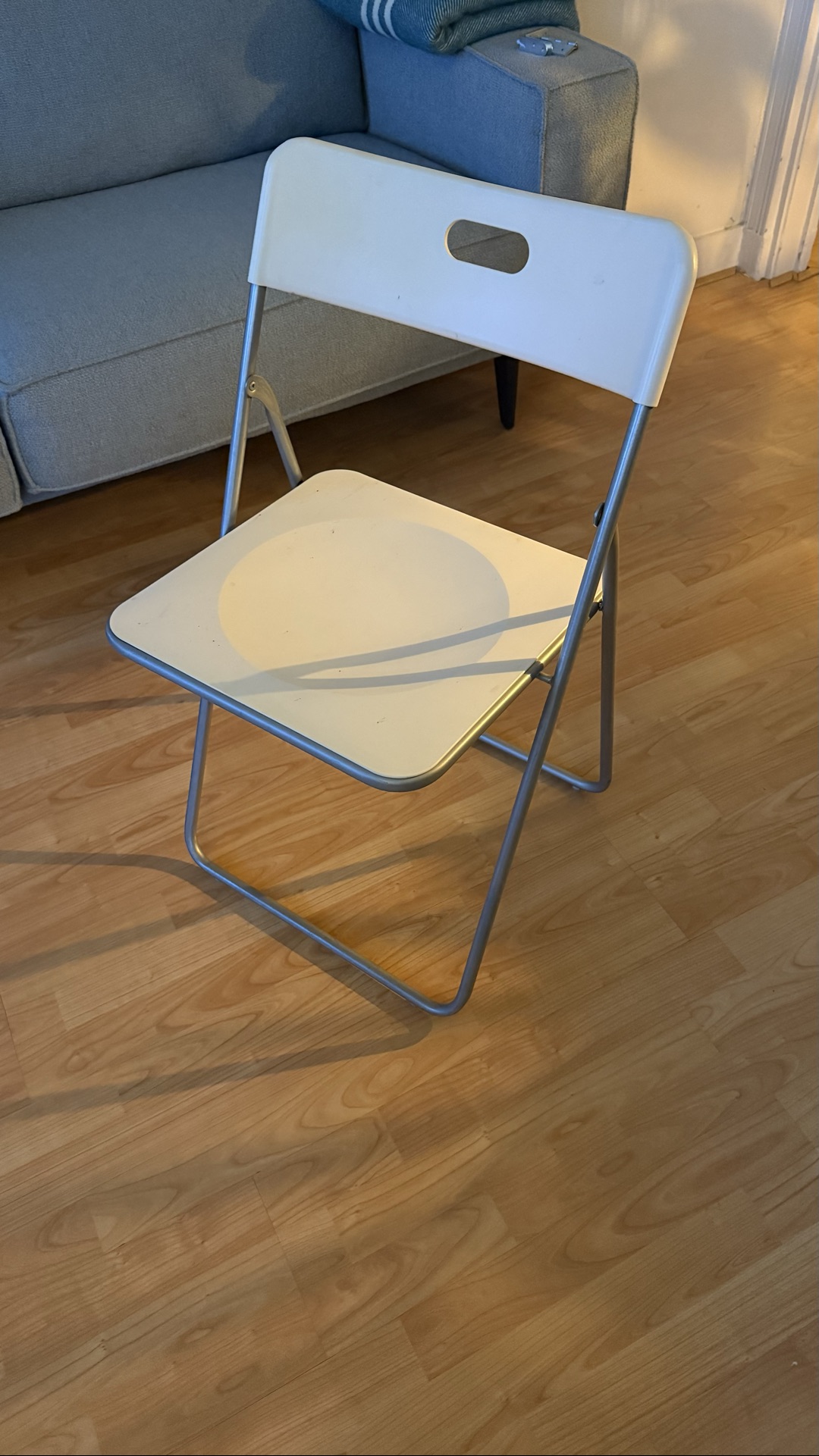 Oud wit klapstoeltje, staat nog stevig, mag wel een doekje overheen maar verder niks mis mee