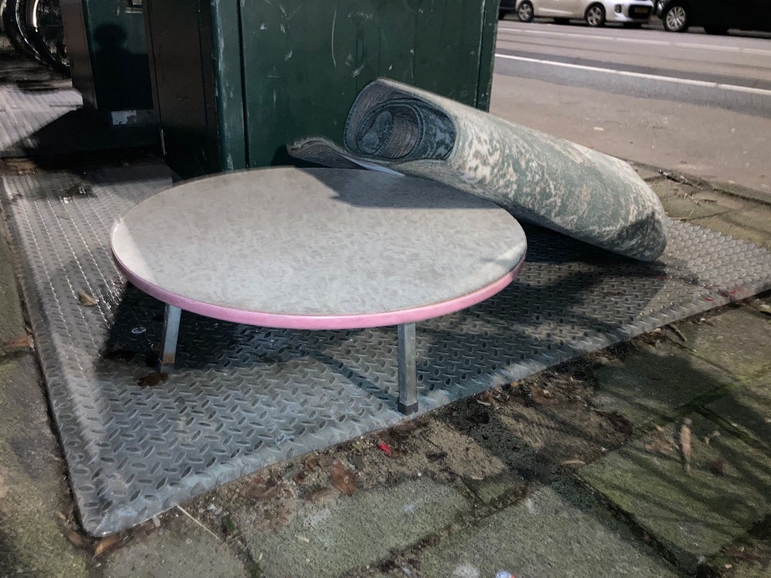 Long rug and very short legged table photo 2