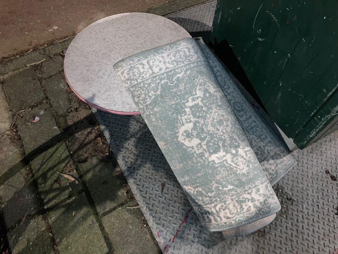 Long rug and very short legged table photo 3