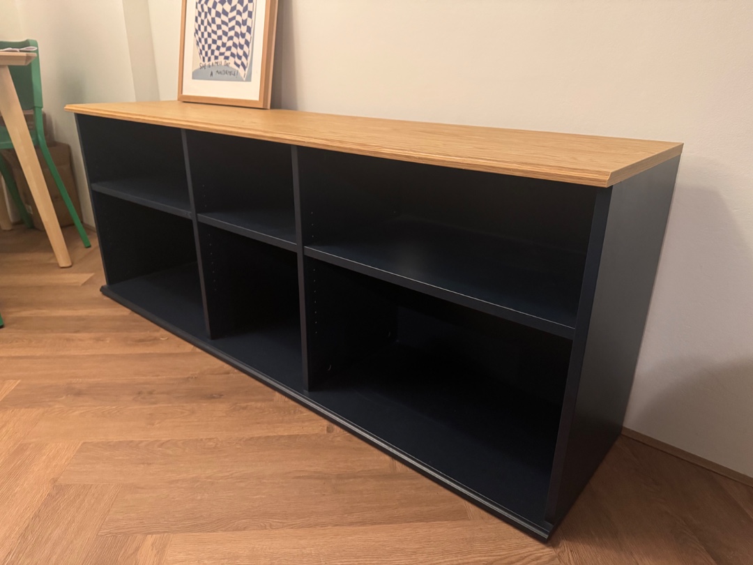 Tv stand - perfect condition. Needs to be picked up from second floor, fits through the stairs.

Contact me on whatsapp - 31625754997