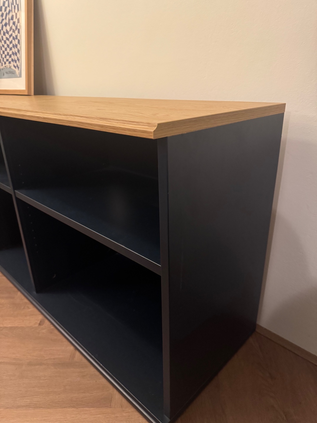 Tv stand - perfect condition. Needs to be picked up from second floor, fits through the stairs.

Contact me on whatsapp - 31625754997 photo 2