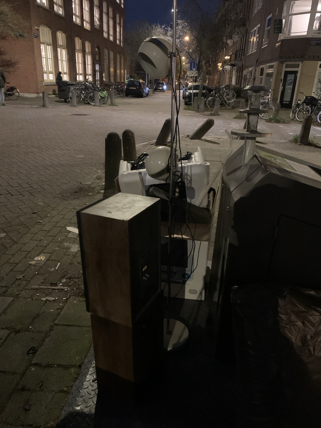 Cool lamp and two speakers photo 2