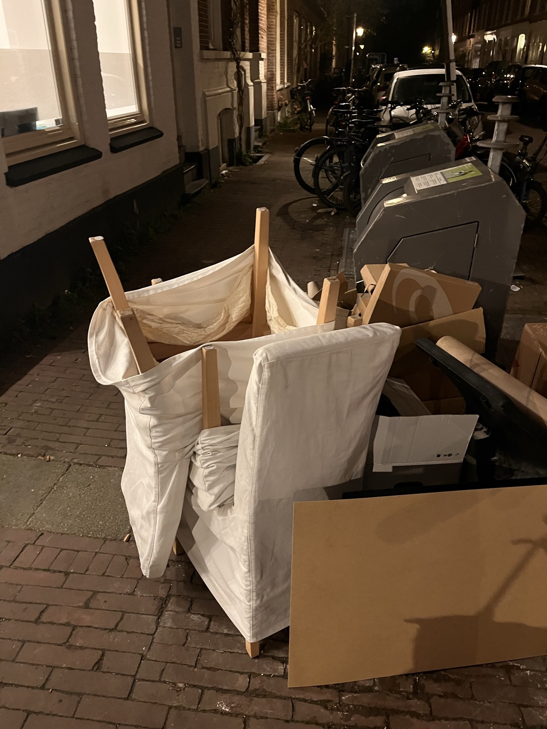 Bureaustoel+ eetkamerstoelen. Zijn niet van mij maar ze zien er goed uit!!