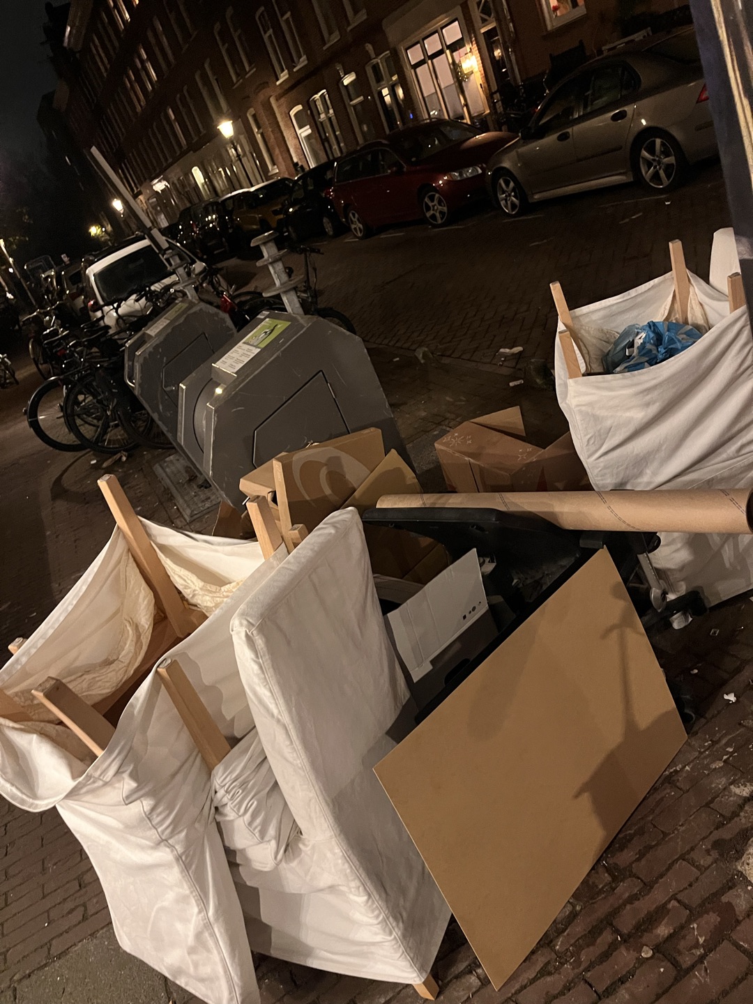 Bureaustoel+ eetkamerstoelen. Zijn niet van mij maar ze zien er goed uit!! photo 2