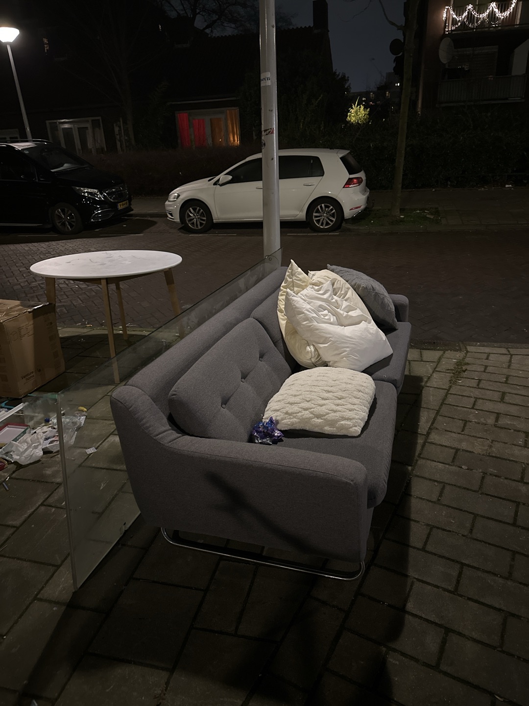 Beautiful sofa, small hole in a cushion. Plus white table, bit scratched photo 3