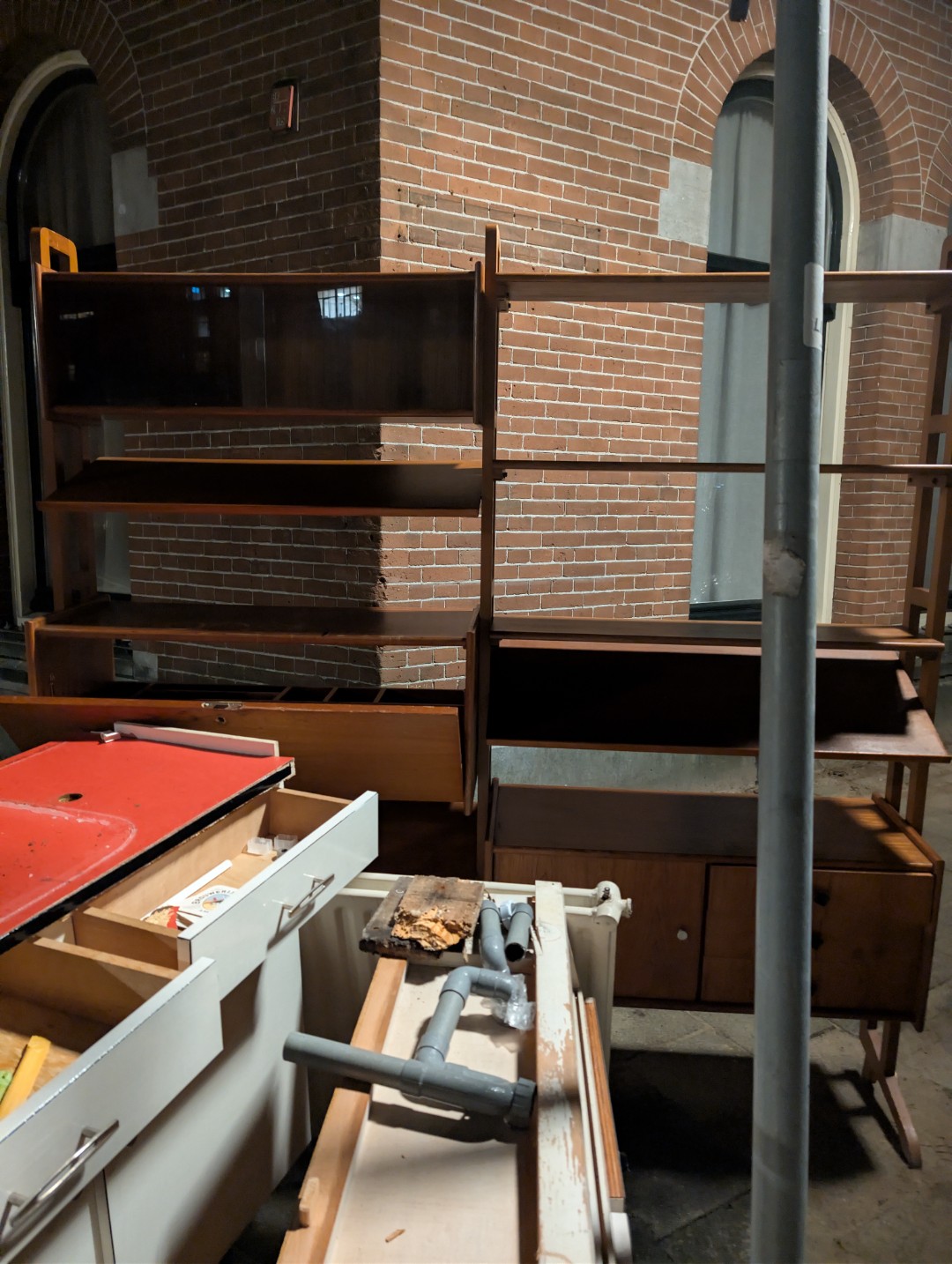 Prachtige wandkast, schuift uitjes nog intact. Krijg hem zelf helaas de trap niet op.