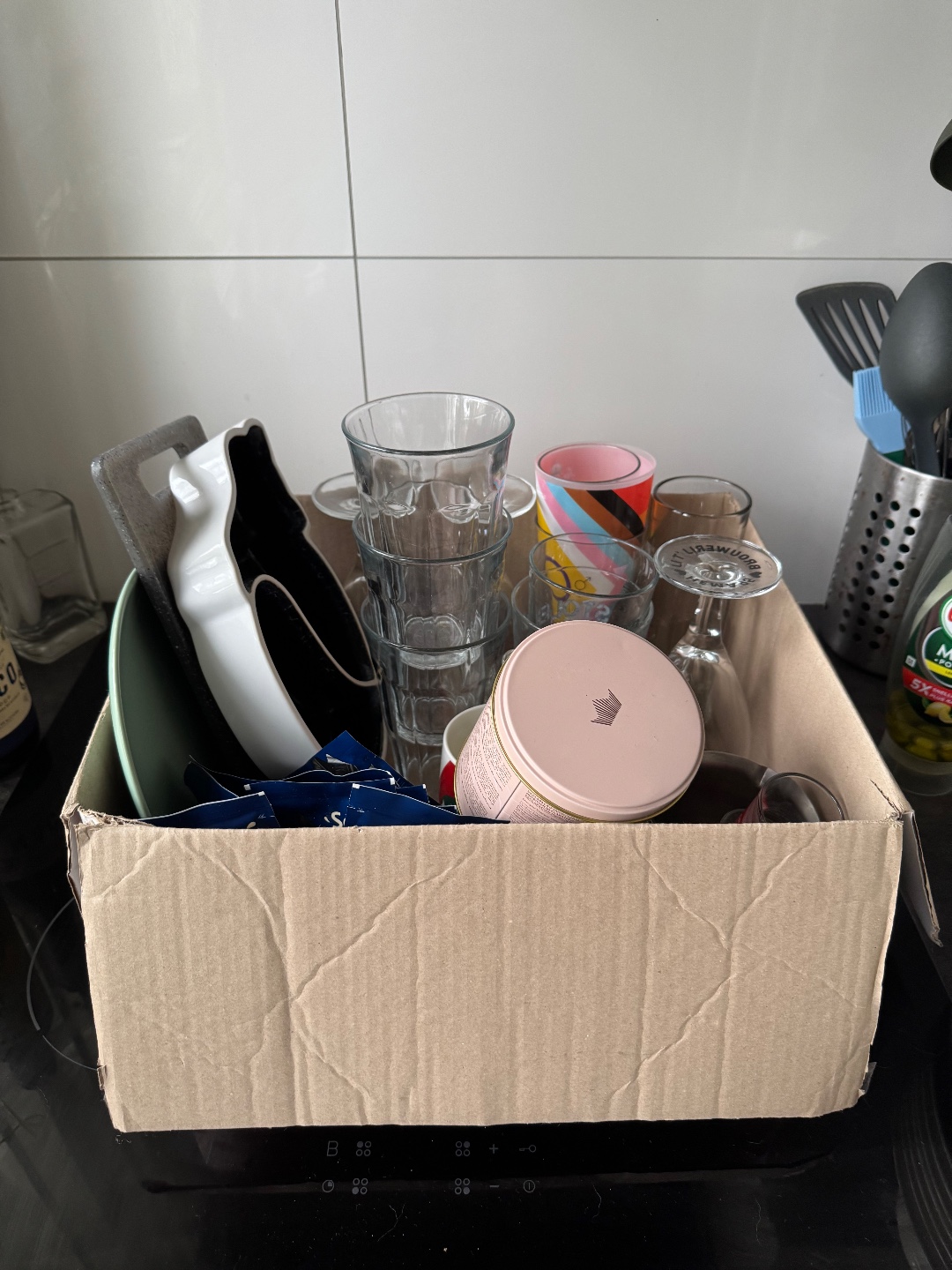 Glasses and other kitchen supplies. Cutlery and cat soups and cat drinking bowl. Plates and bowls. Putting them infront of John Franklinstraat 56 amsterdam
