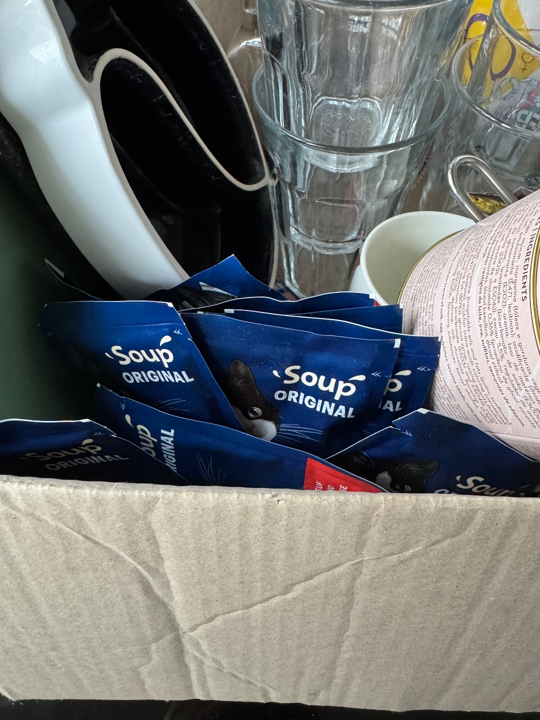 Glasses and other kitchen supplies. Cutlery and cat soups and cat drinking bowl. Plates and bowls. Putting them infront of John Franklinstraat 56 amsterdam photo 2