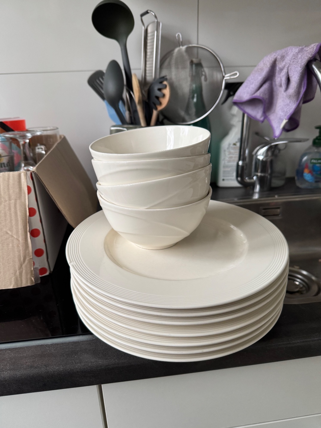 Glasses and other kitchen supplies. Cutlery and cat soups and cat drinking bowl. Plates and bowls. Putting them infront of John Franklinstraat 56 amsterdam photo 3