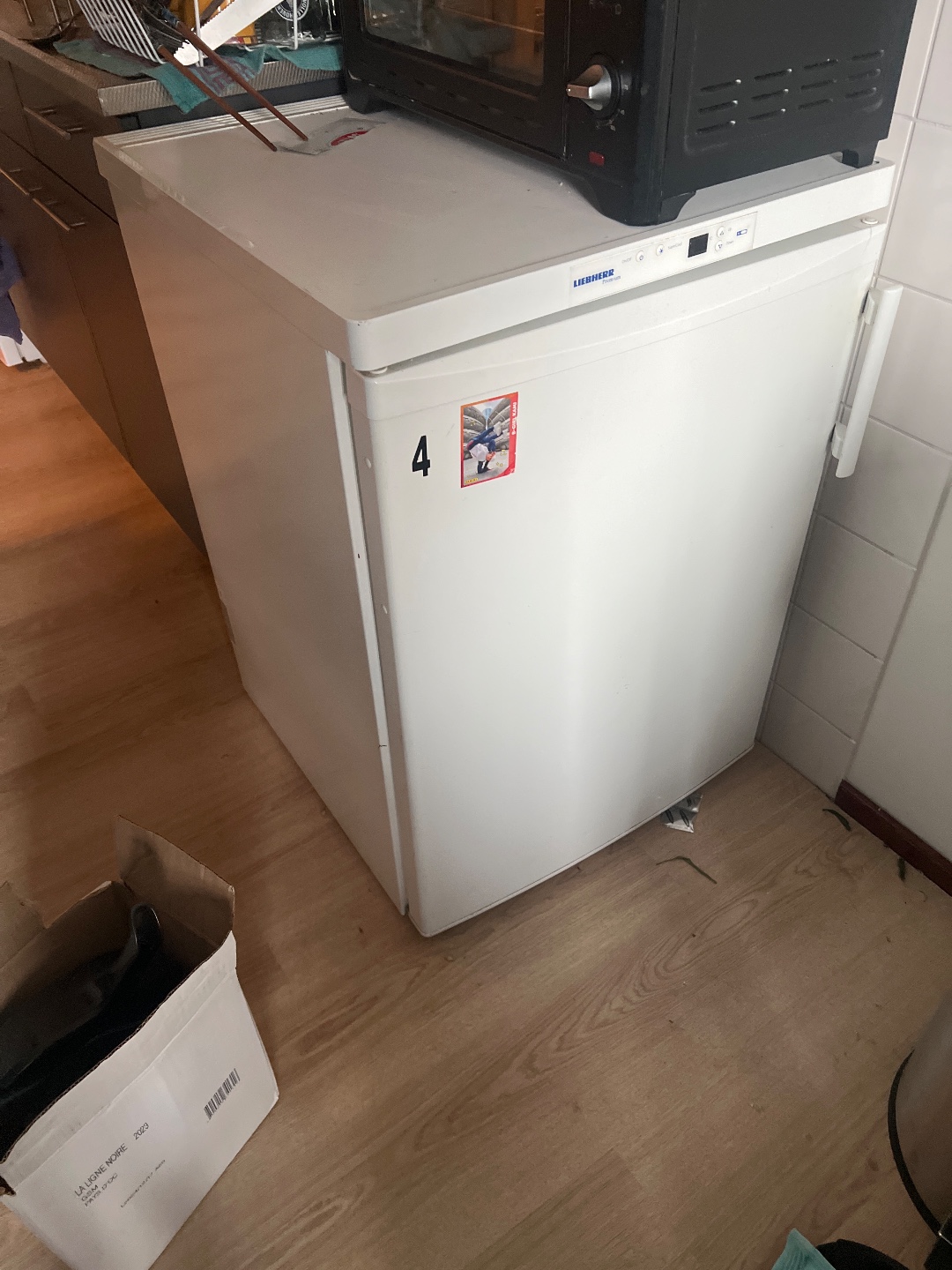 Working fridge, no freezer compartment. Wil be put outside at Ludovicus imminkpad around 18:00
