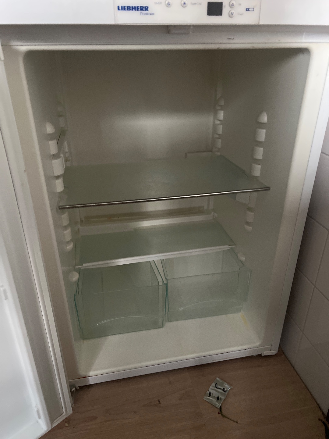 Working fridge, no freezer compartment. Wil be put outside at Ludovicus imminkpad around 18:00 photo 2