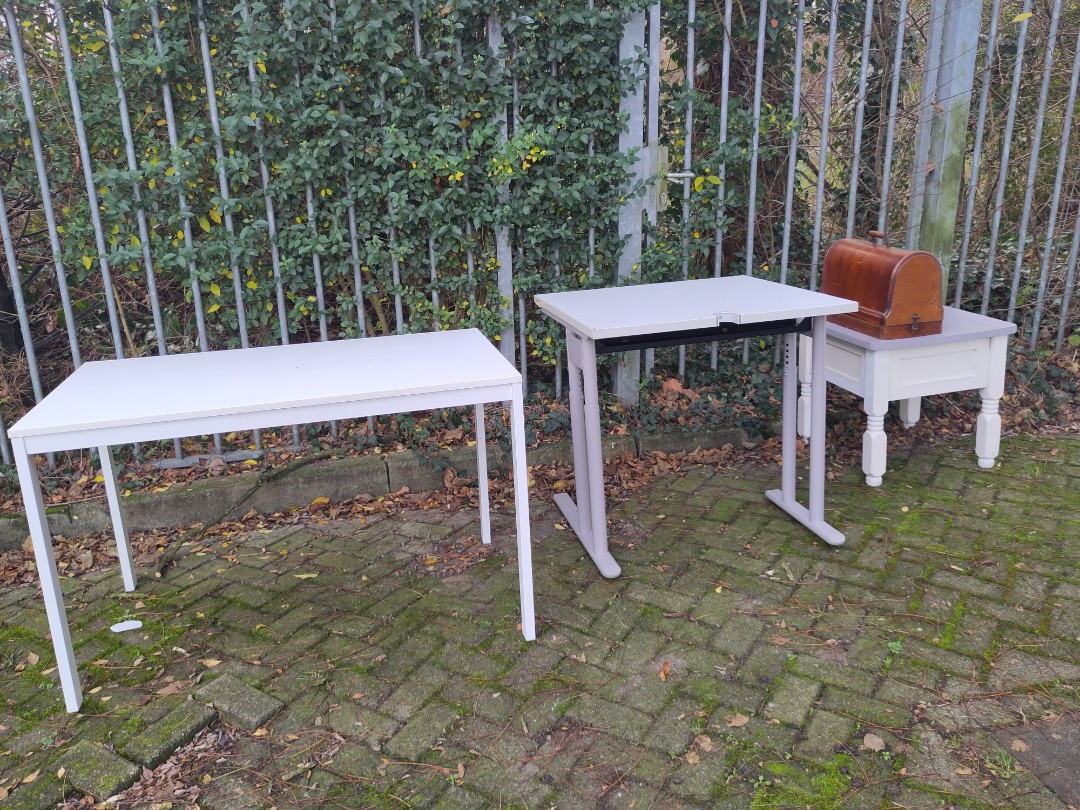 Tafels en een singer naaimachine
