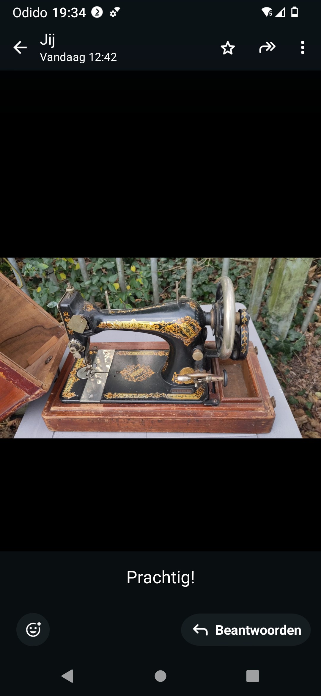 Tafels en een singer naaimachine photo 2