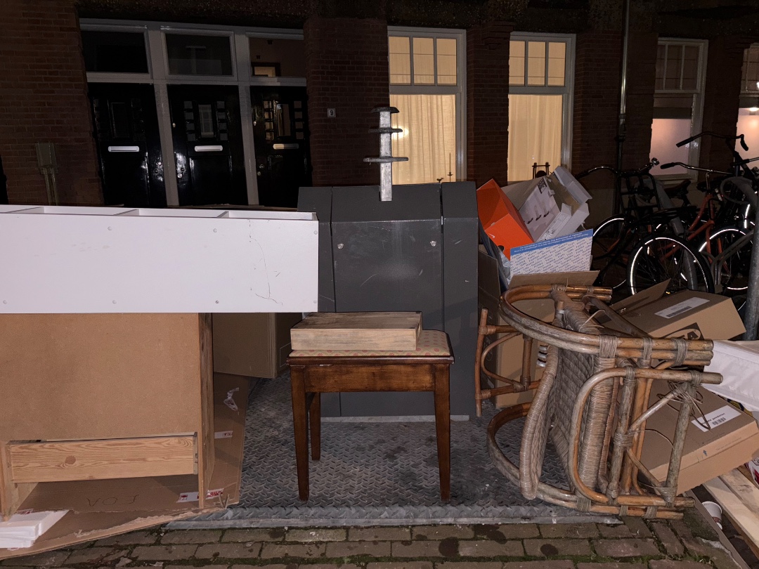 2 lamps, 1TV, 2closets, 1 pianobench, 1 rotan lounge chair photo 2