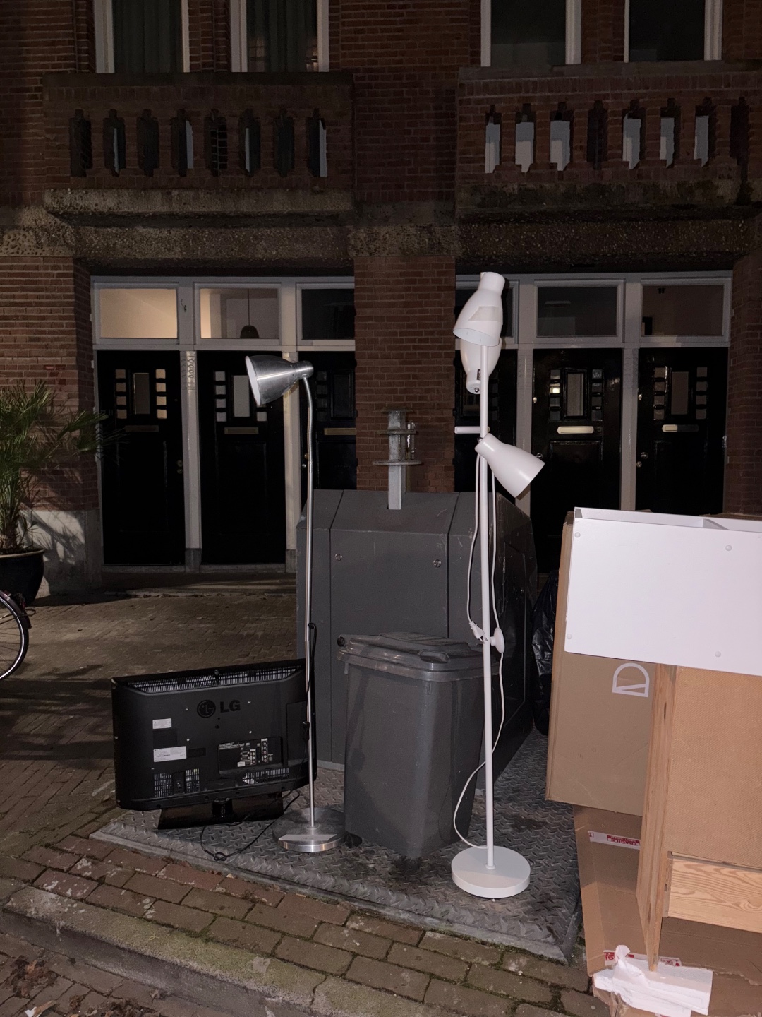 2 lamps, 1TV, 2closets, 1 pianobench, 1 rotan lounge chair photo 3