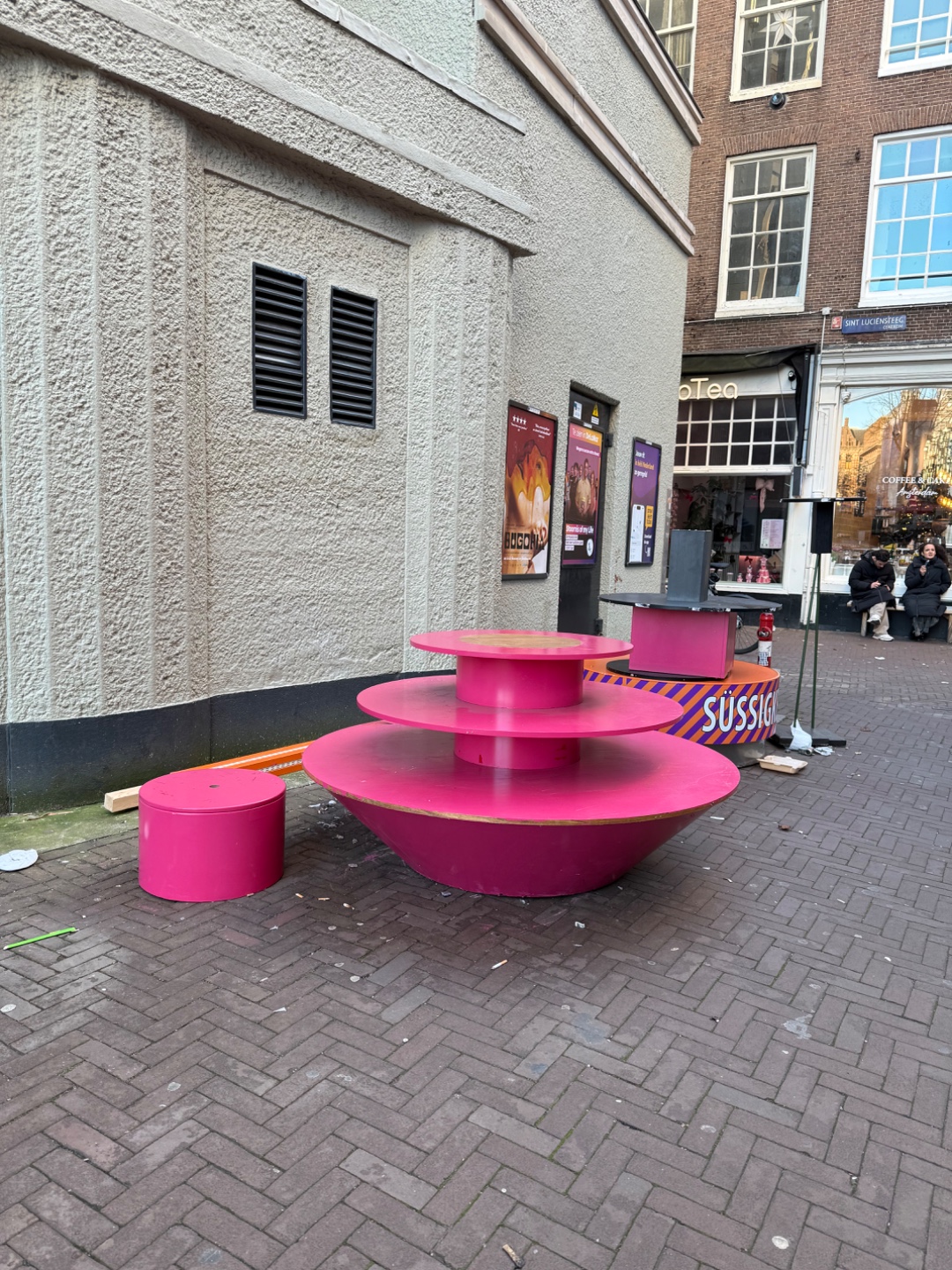 Display / winkel ‘podium’ ook leuk voor kerst NY feest deco. In steeg achter Zara centrum.