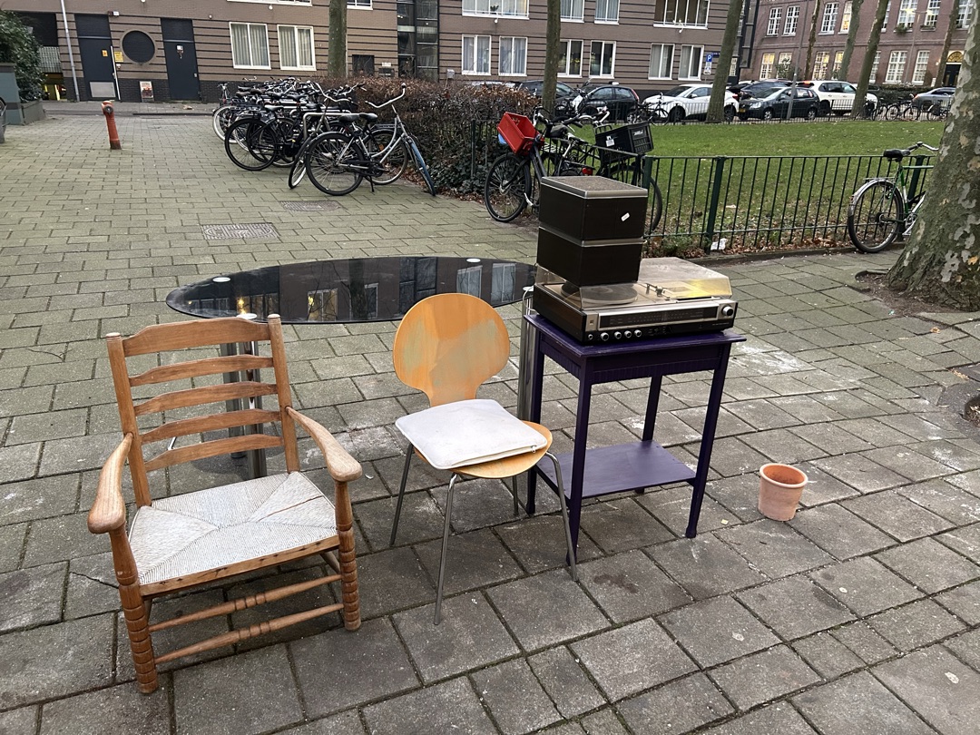 A glass table, 70’s philips record player (cassette & radio included), 2 chairs, 1 sidetable photo 1