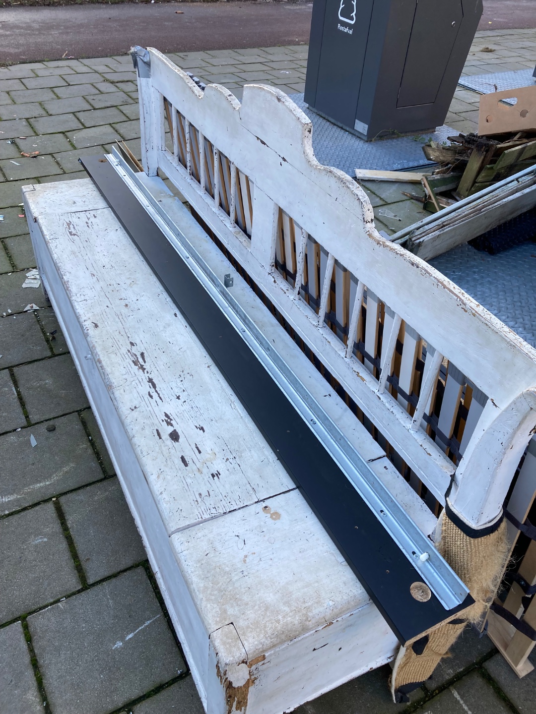 Heel leuke grote oude bank met klep voor opbergruimte. Een beetje als krabpaal gebruikt maar dat mag de pret niet drukken 😺 photo 1