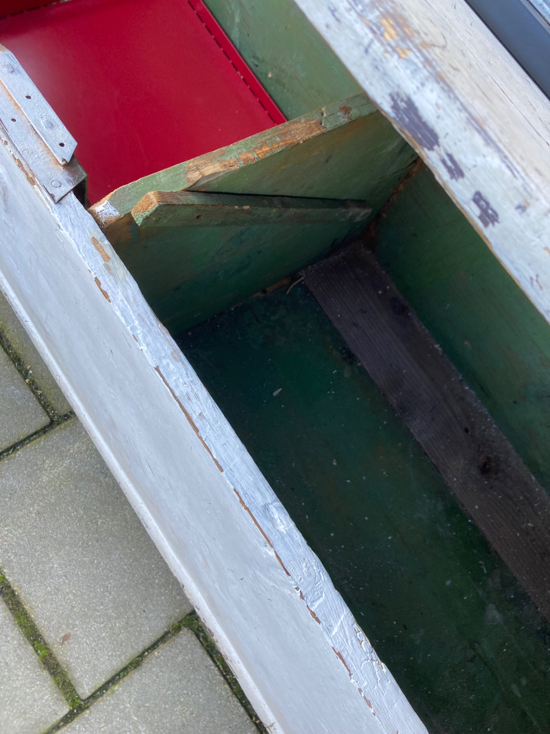 Heel leuke grote oude bank met klep voor opbergruimte. Een beetje als krabpaal gebruikt maar dat mag de pret niet drukken 😺 photo 2