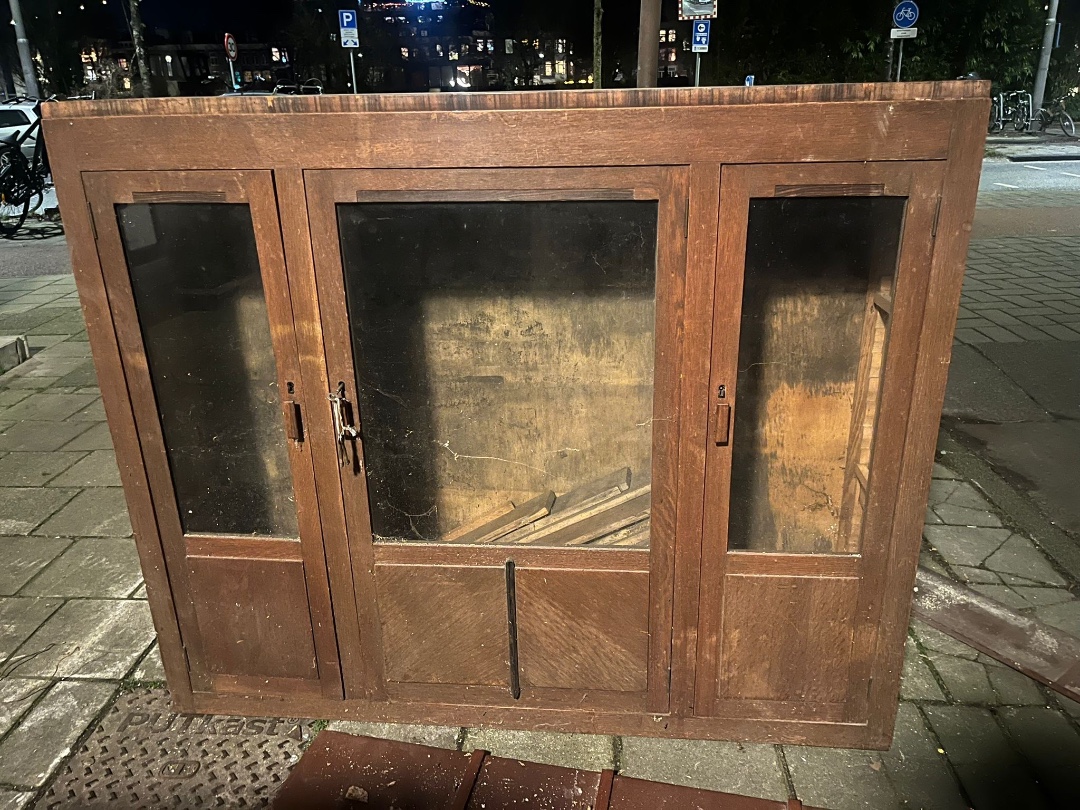 Houten vitrinekast, glas is intact. Planken liggen erbij photo 2