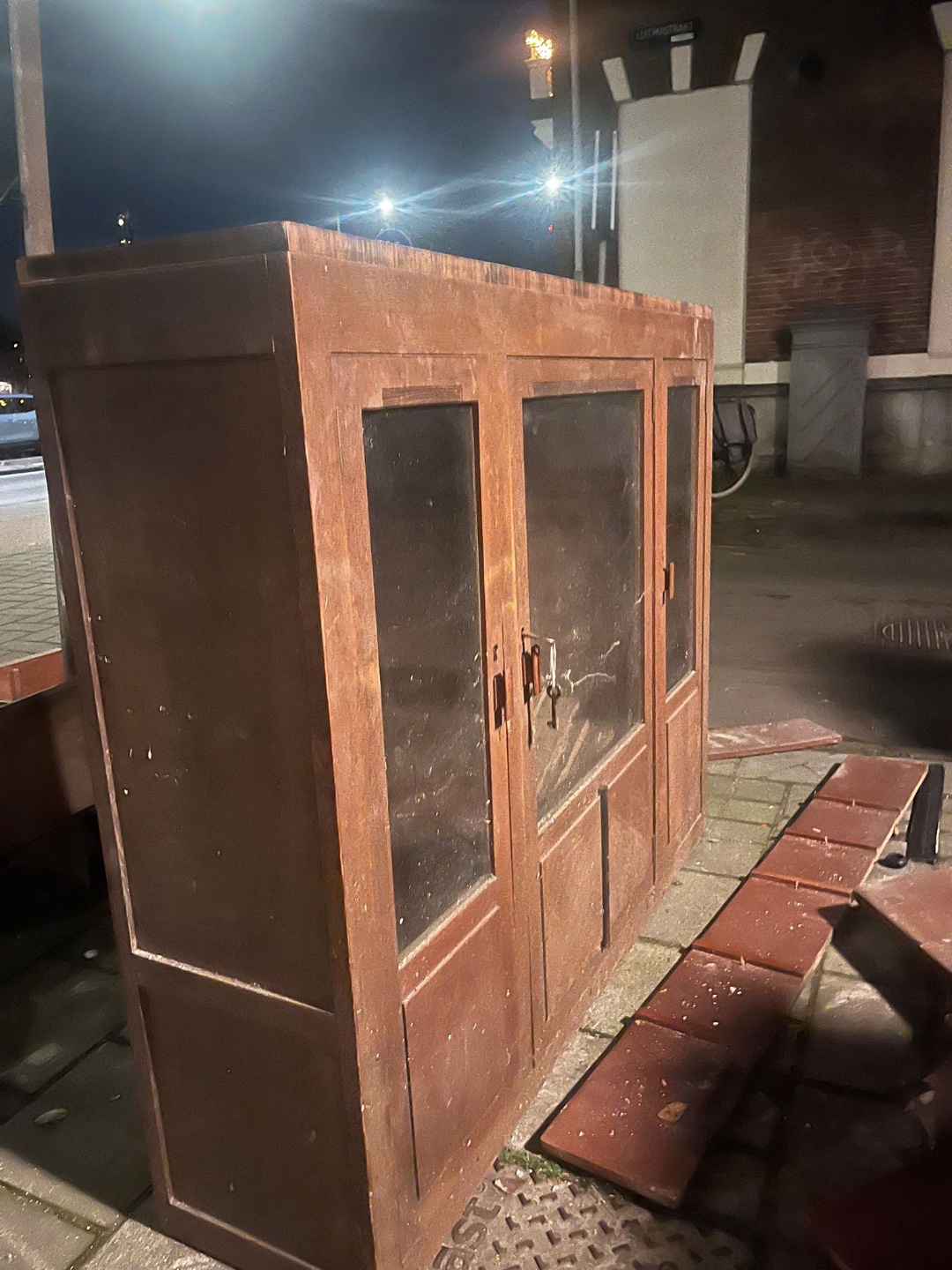 Houten vitrinekast, glas is intact. Planken liggen erbij photo 3