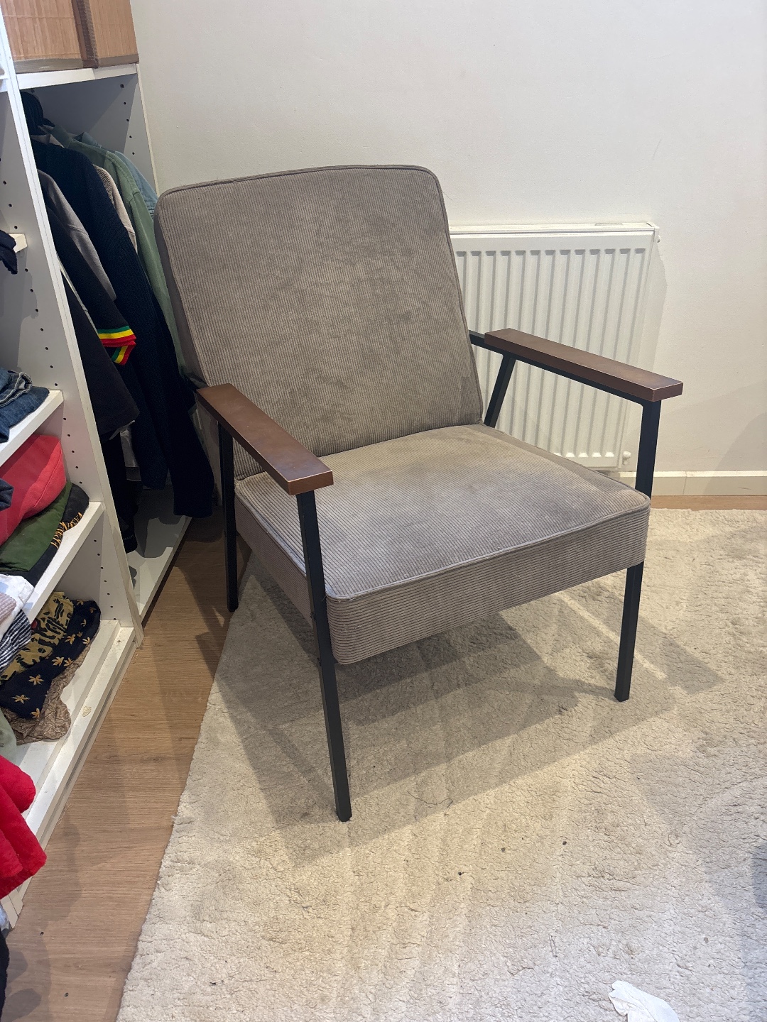 Ikea chair, some scuffs, cats have used it to scratch their nails but it is easily fixed. Ikea stoel met gebruikssporen, katten hebben er aan gekrabd maar je kan dit met een scheermesje wegkrijgen! Stof ziet er verder goed uit. photo 1