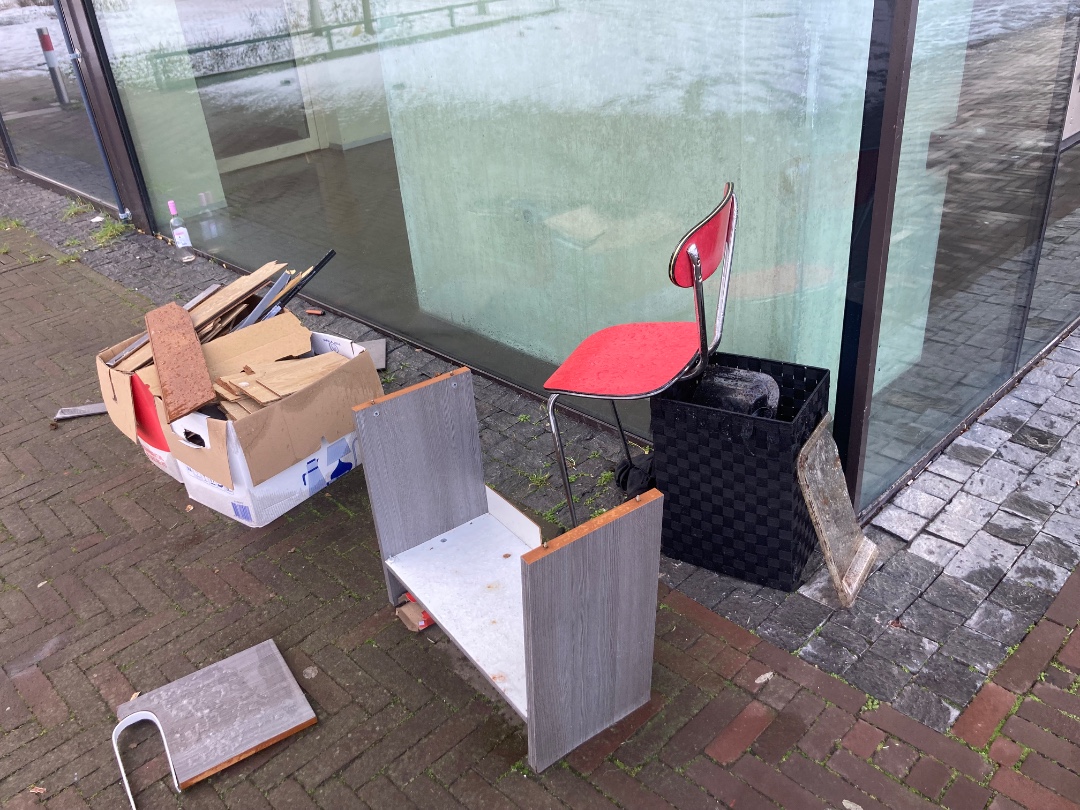 50s chair, for someone who can attach the back legs again (also to be found there). photo 1