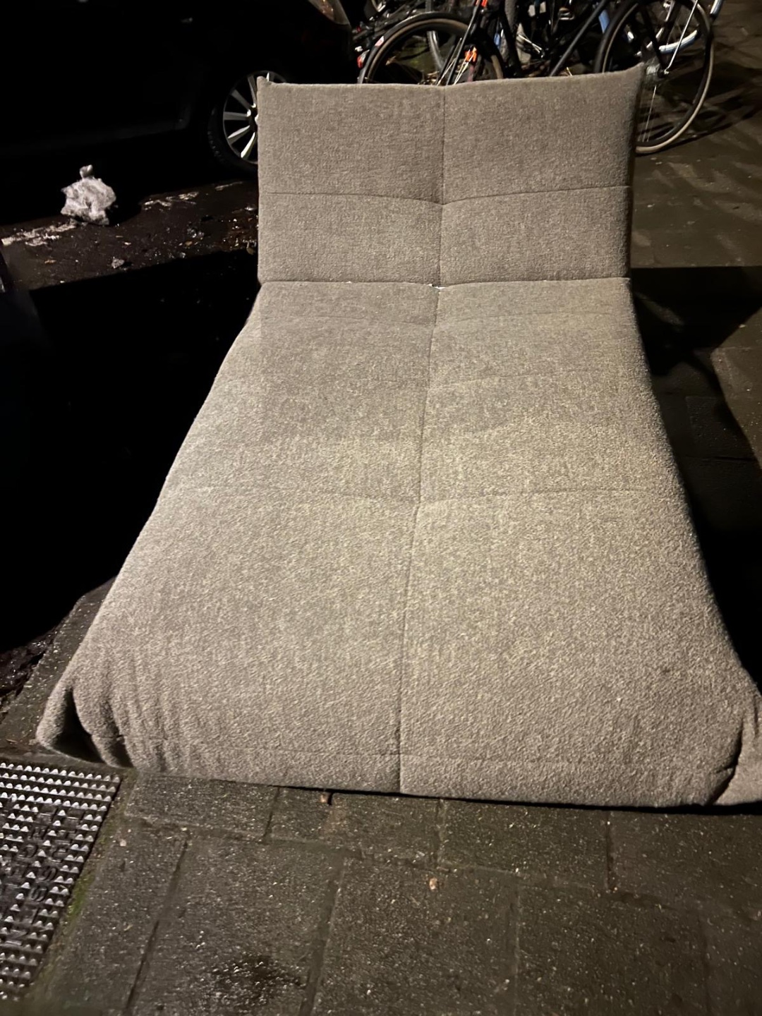 Only 1.5y old, great condition chaise longue. In front of Bosboom Toussaintstraat 17. photo 2