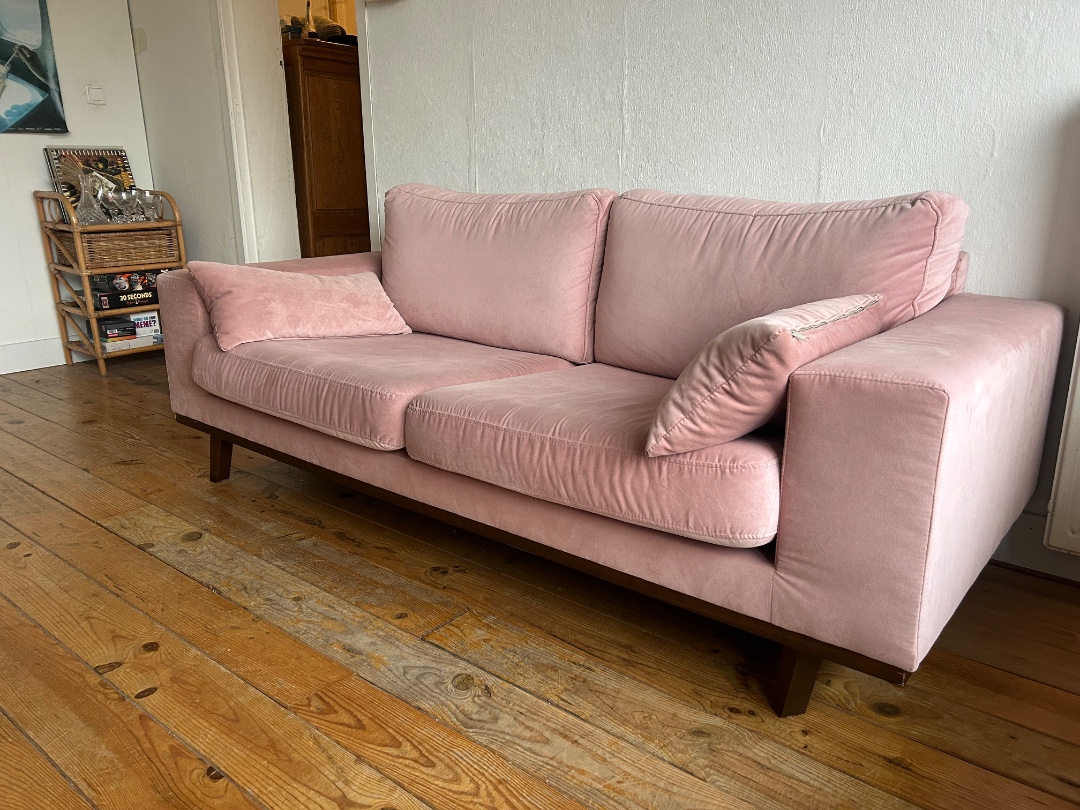 Mooie roze fluwelen 3-zits bank te koop. De bank is 220cm breed, 90cm diep en 75cm hoog. De bank moet weg vòòr 07/01 photo 1