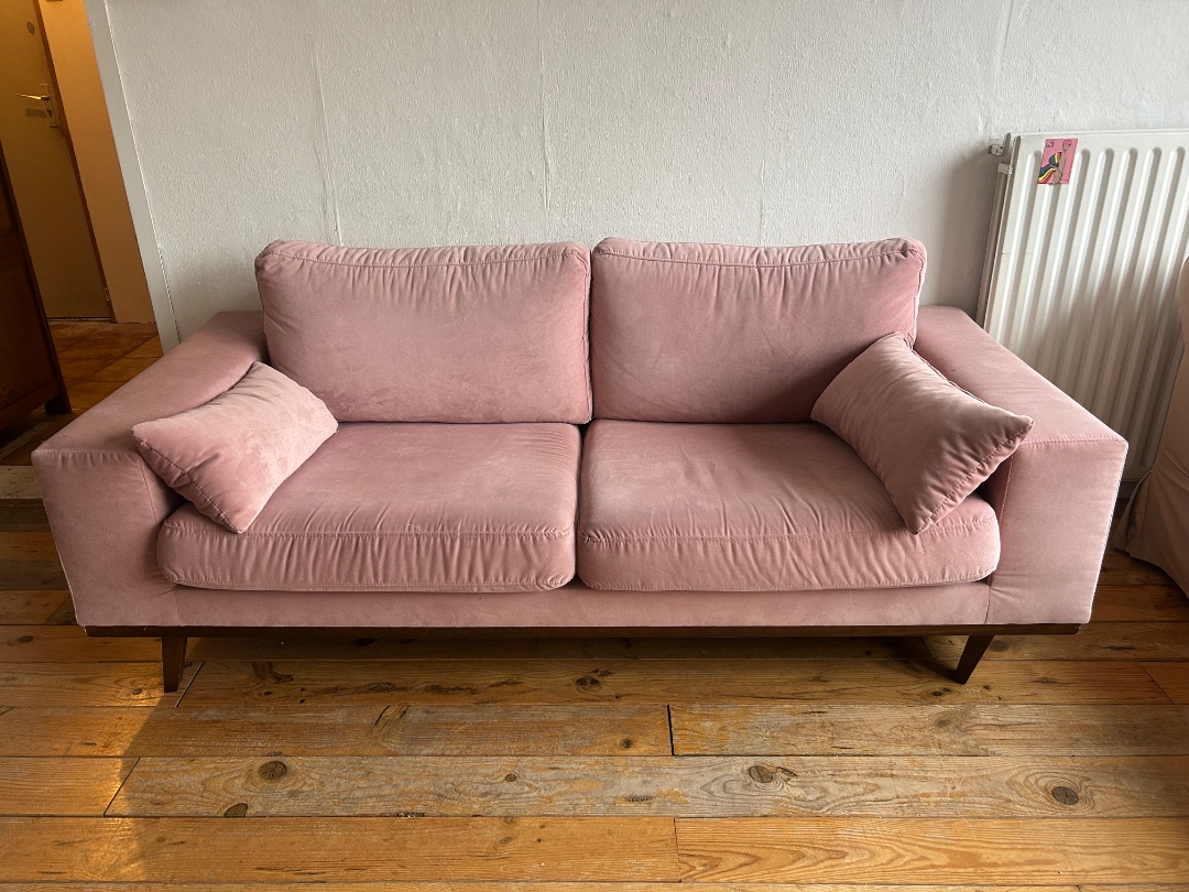 Mooie roze fluwelen 3-zits bank te koop. De bank is 220cm breed, 90cm diep en 75cm hoog. De bank moet weg vòòr 07/01 photo 2