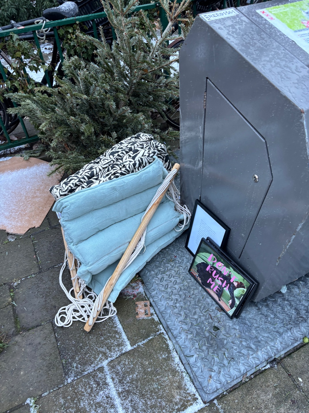 2 pallet rugkussens + hangstoel balkon + wat lijstjes photo 1