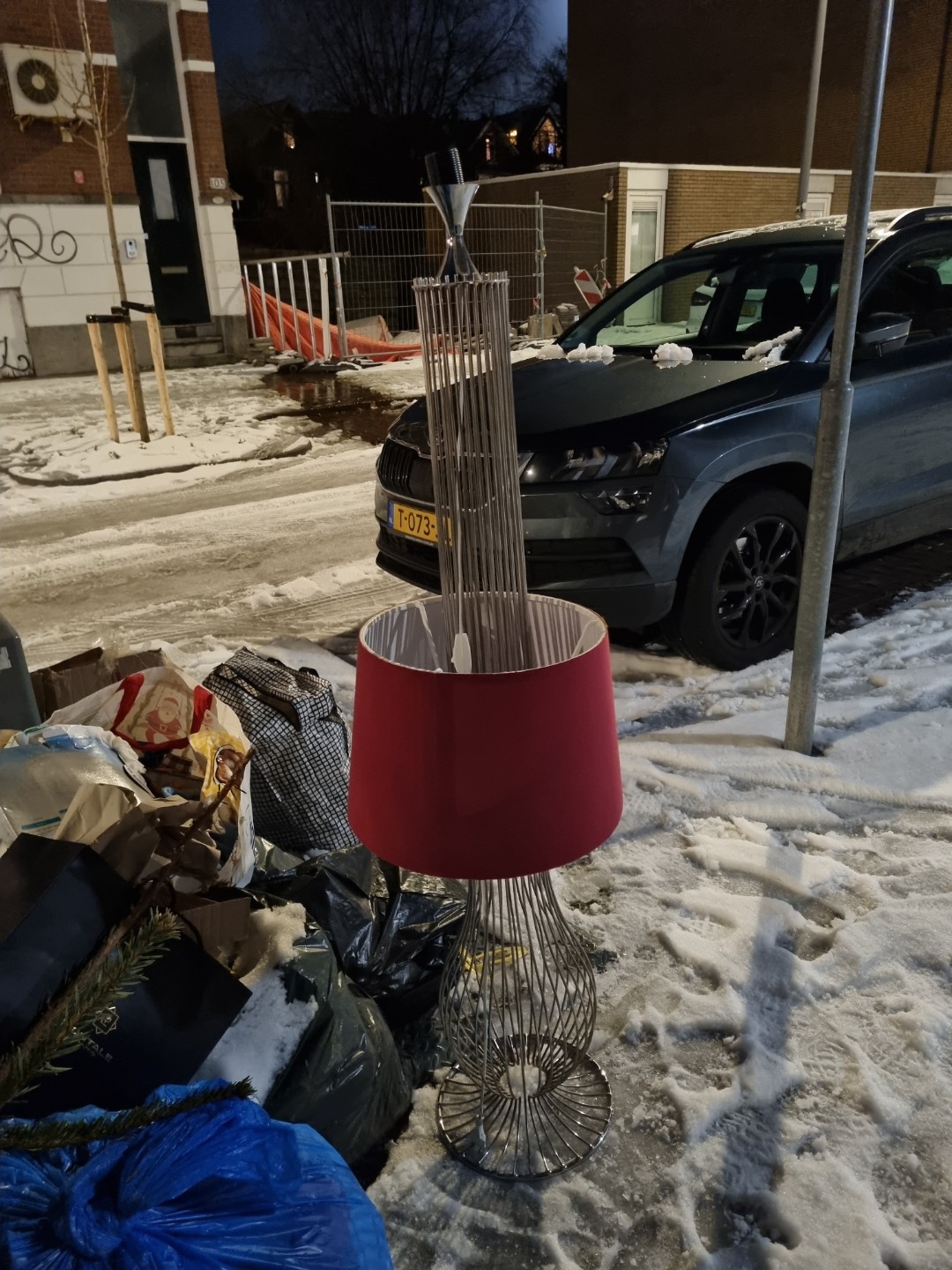 Metal structure floor lamp in seemingly good condition photo 1