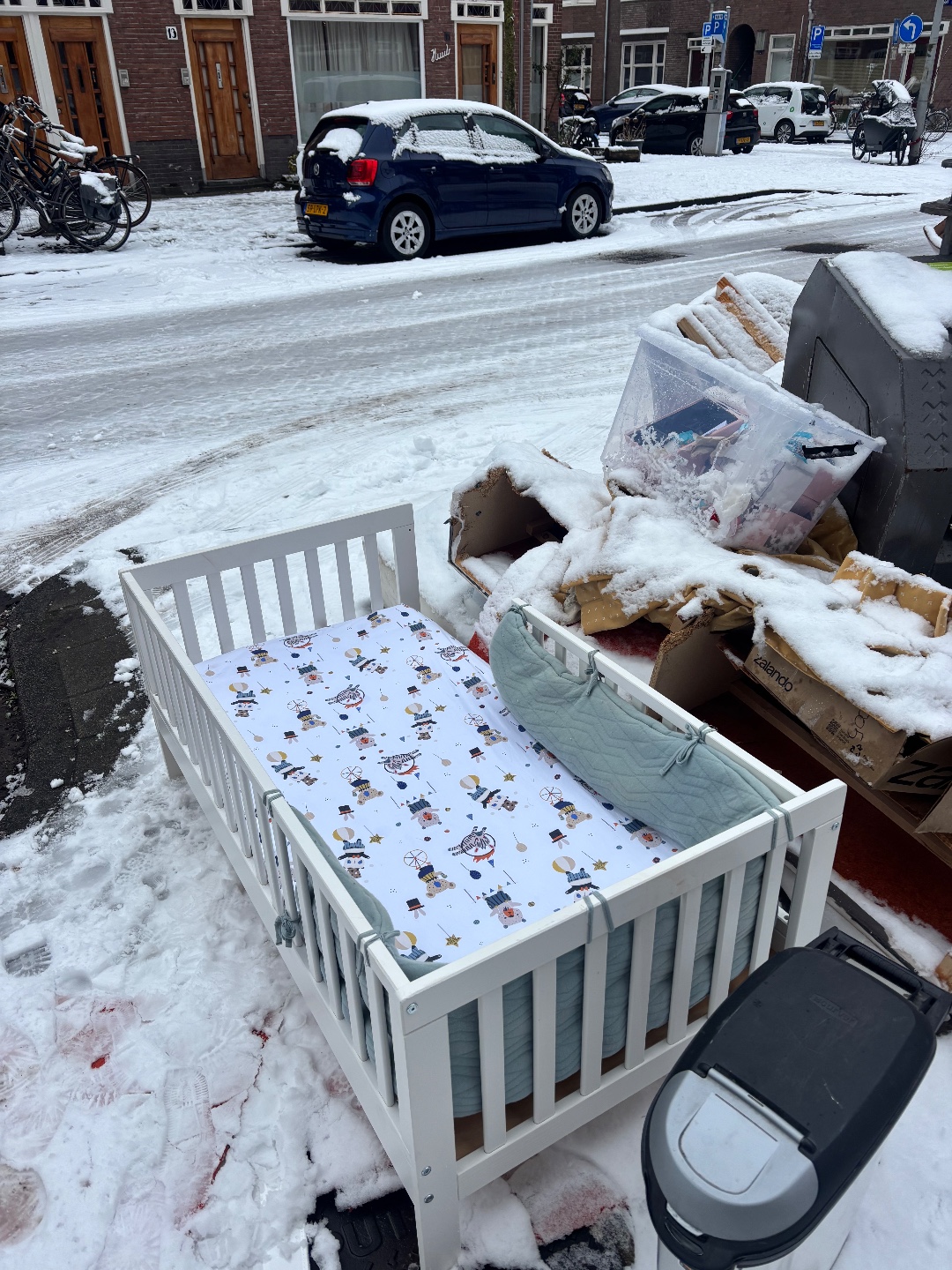 Kinderbed met lade, ter hoogte van Rietwijkerstraat 10 photo 1