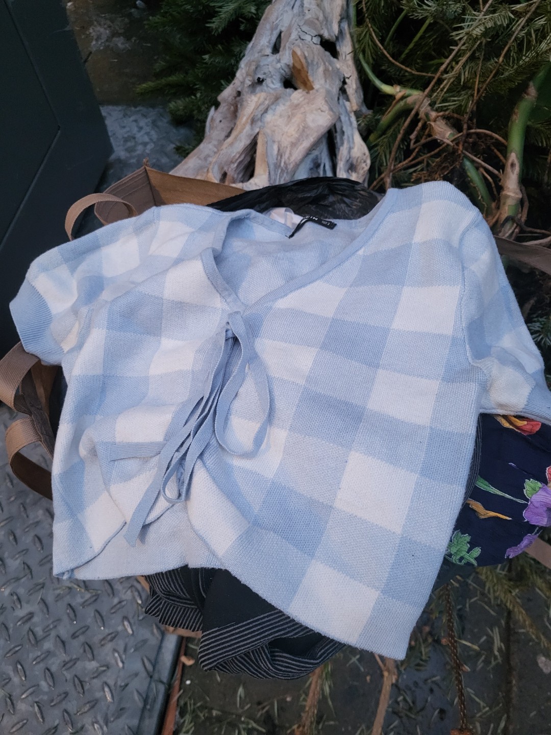 Tas met kleding, kleine maat (36-38). Ik heb het mee naar huis genomen. Daar kan je het ophalen, als je interesse hebt. photo 1