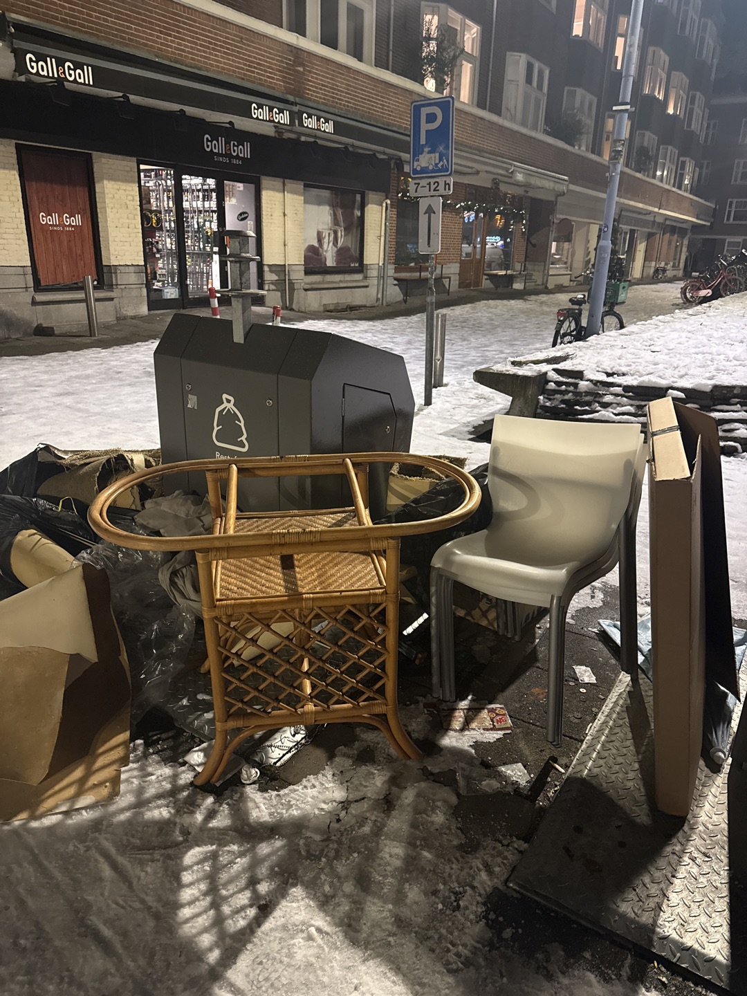 Tafel (missend blad) + 3 eetkamer stoelen photo 1