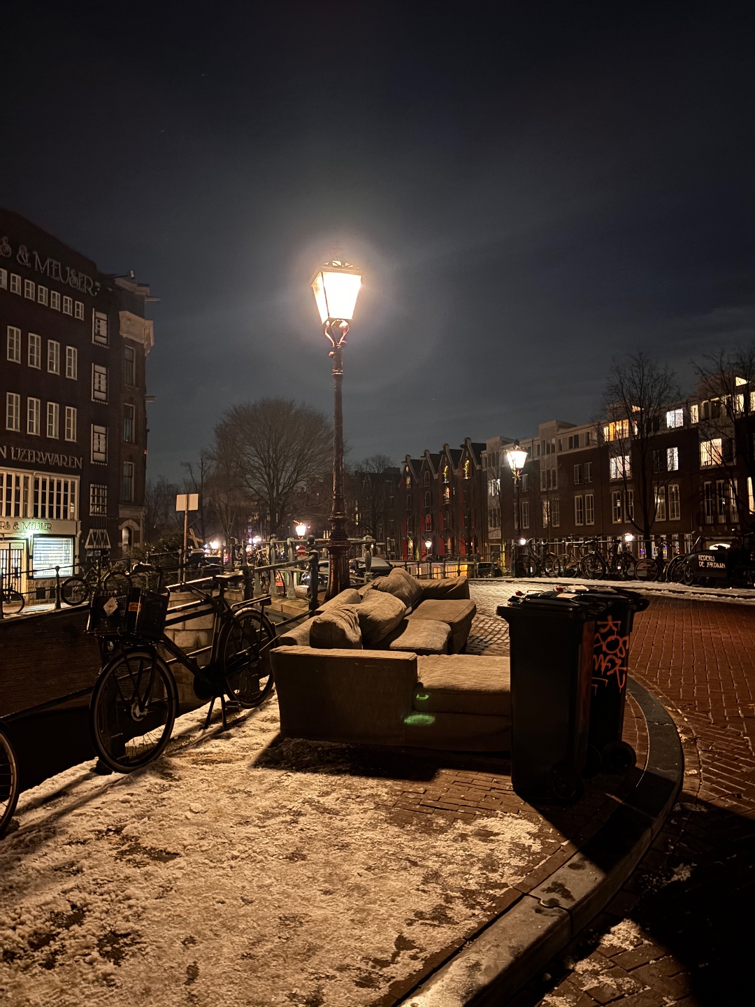 Volledige bank, met 4 gedemonteerde pootjes die je er weer terug op moet schroeven. Pootjes liggen tussen de kussens! photo 1
