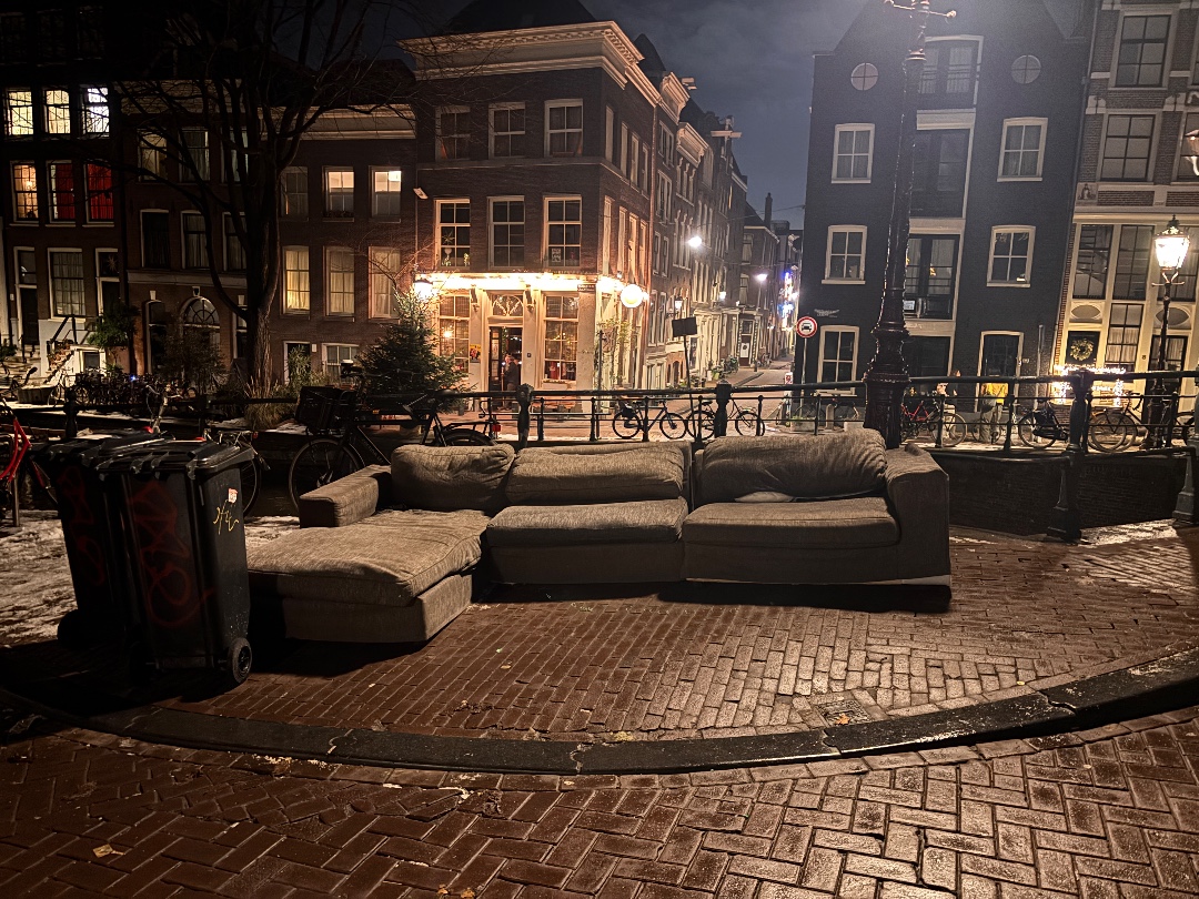 Volledige bank, met 4 gedemonteerde pootjes die je er weer terug op moet schroeven. Pootjes liggen tussen de kussens! photo 2