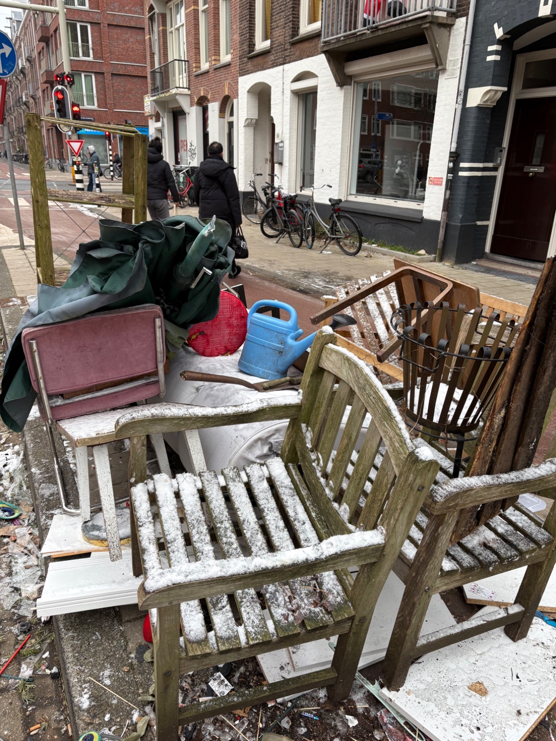 Schommelstoel, tuinstoelen, vuurkorf, ladekastje photo 2