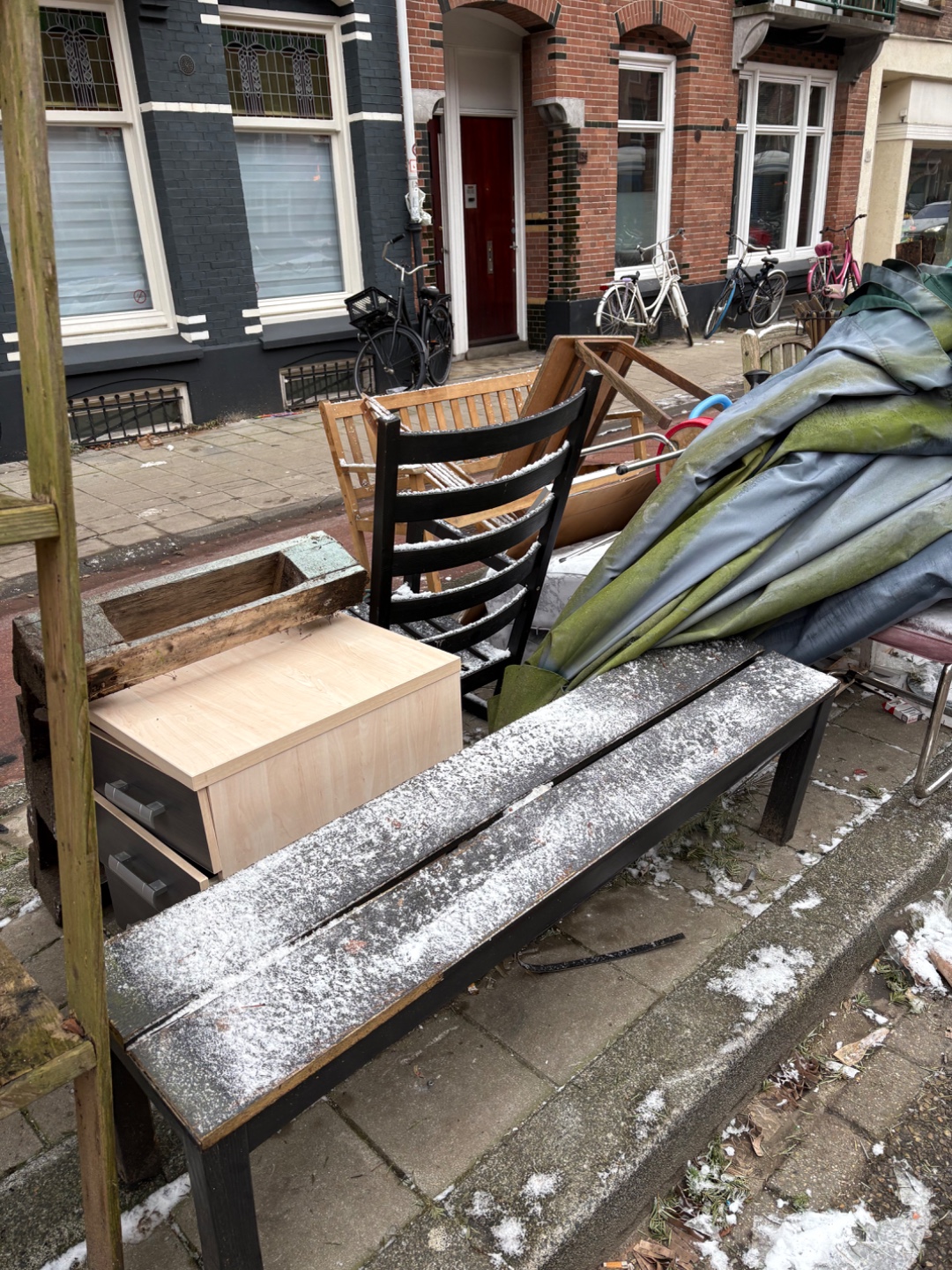 Schommelstoel, tuinstoelen, vuurkorf, ladekastje photo 3