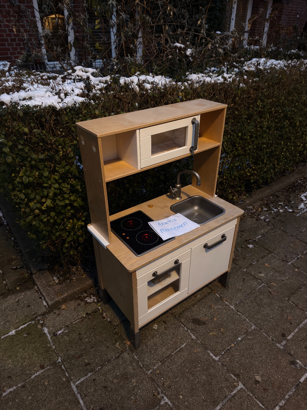 Een kinderspeelkeukentje in prima staat! Staat er pas net volgens mij :) photo 1